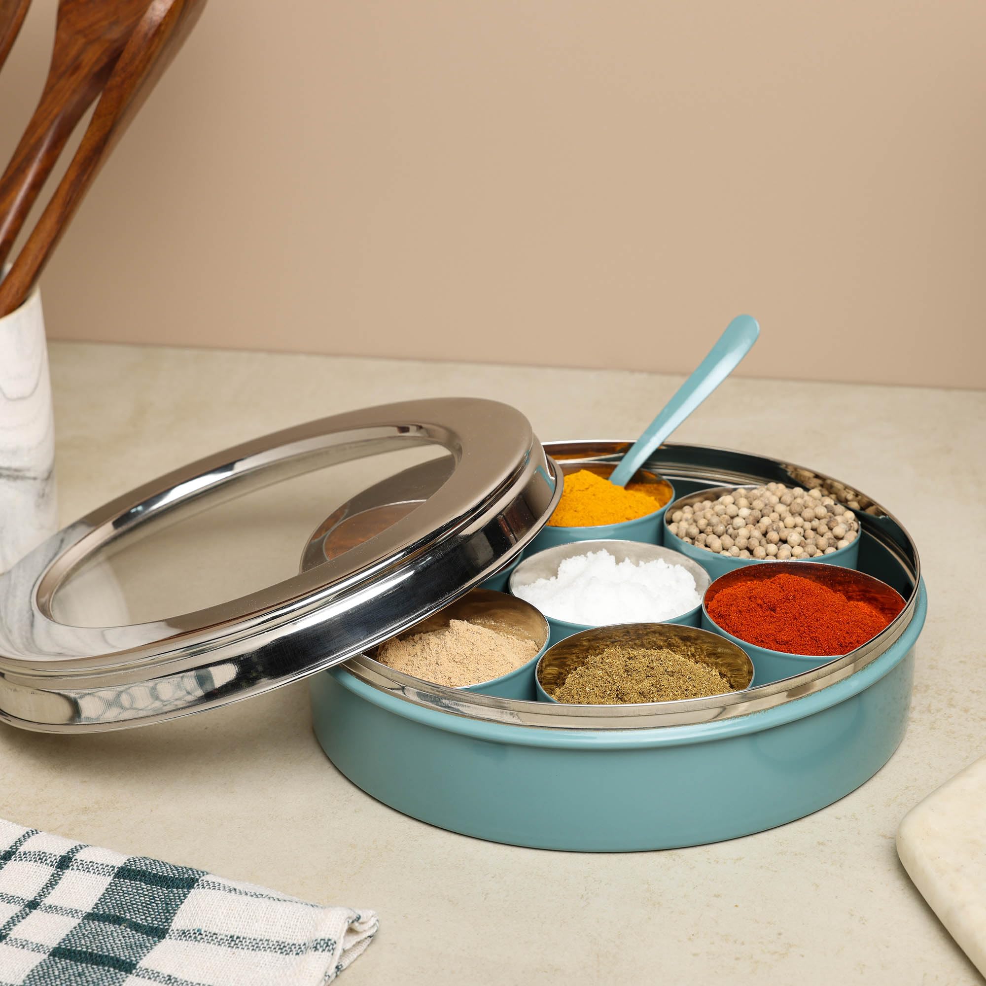 Dudki Homes Masala Dabba Portaspezie In Acciaio Inox Verde Muschio - 7 Contenitori Con Cucchiaio - 4
