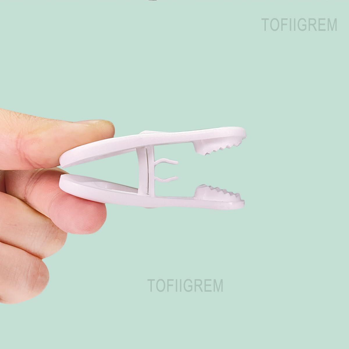 Tofiigrem White Hanger Clips 50 Pack, Multi-Purpose Plastic Hangers Clips Perfect For Plastic Clothes Hangers, Clothes Pins Fing