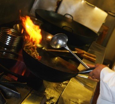 Sunrise 14 Inch Hong Kong Style Wok -Round Bottom + 18 Inch Lenghth Wok Ladle