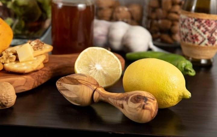 Quality Olive Wood Lemon Squeezer/Orange Juice Reamer/Citrus Juicer
