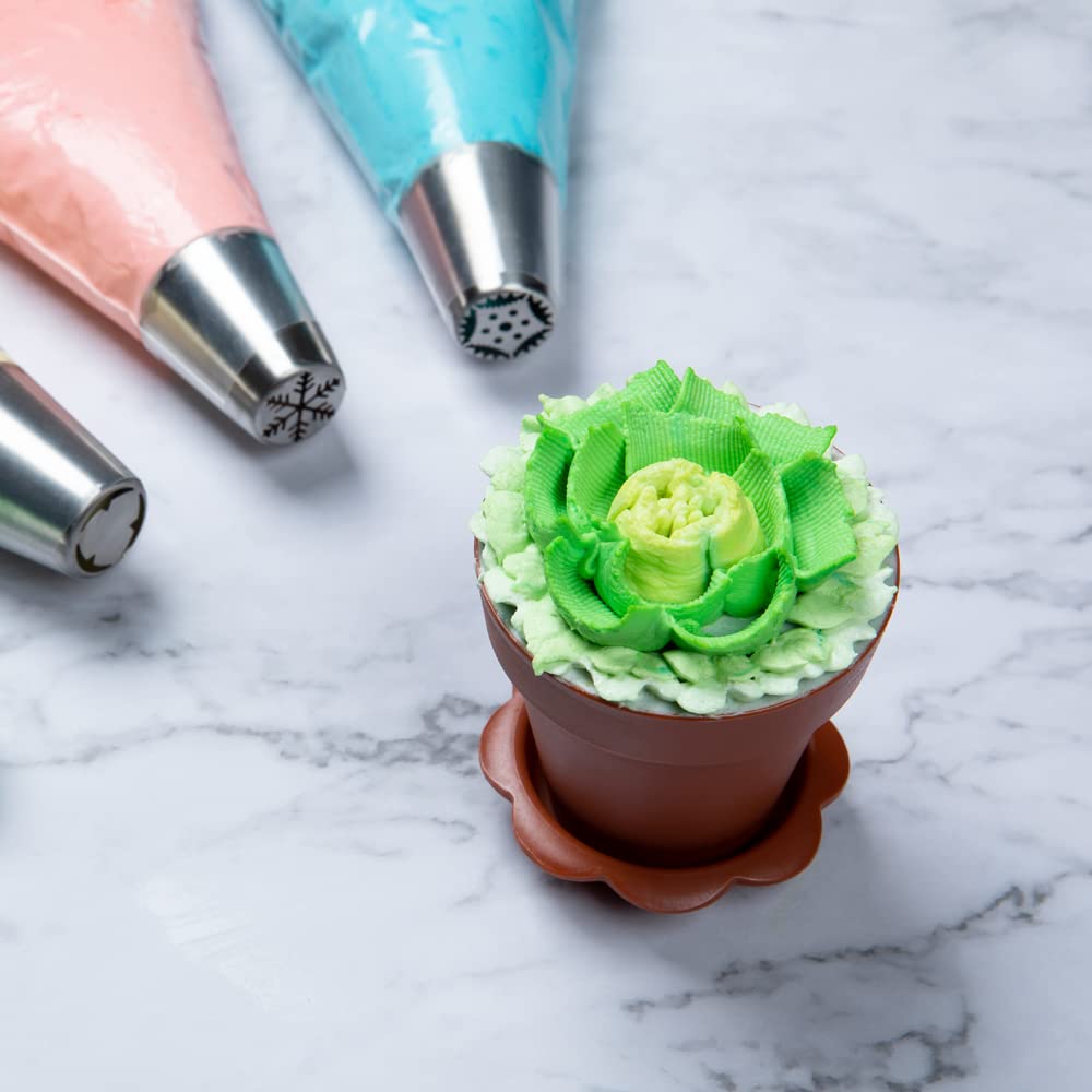 Restaurantware Pastry Tek Russian Piping Tip 1 Petal Cake Decor Piping Tip - #44 Corrosion-Resistant Stainless Steel Decorating