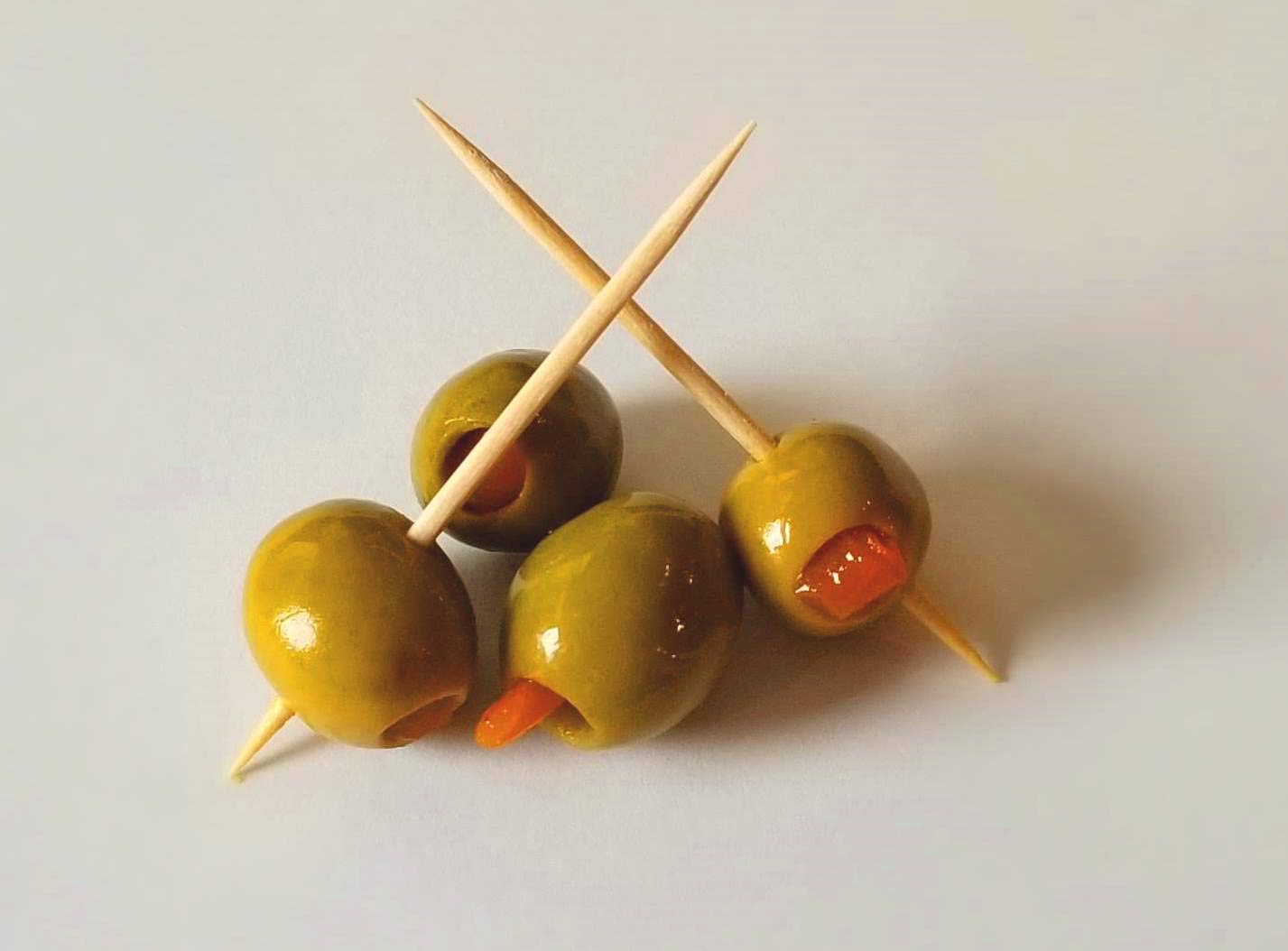 Handy Housewares 600-Count Round 2.5'' Long Wooden Toothpicks - Great For Appetizers, Baking And More! (1-Pack (600 Pcs))