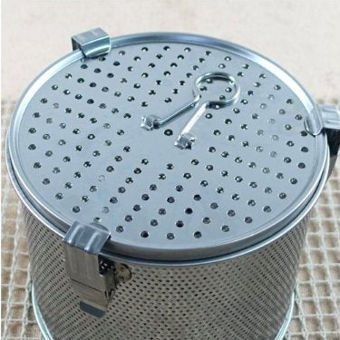 Minecook Commercial Grade D 6.3'' X H 5.3'' Genuine Stainless Steel 18/8 Perforated Tall Strainer - One Touch Lock System - Restaurant & Home Use - Extra Large