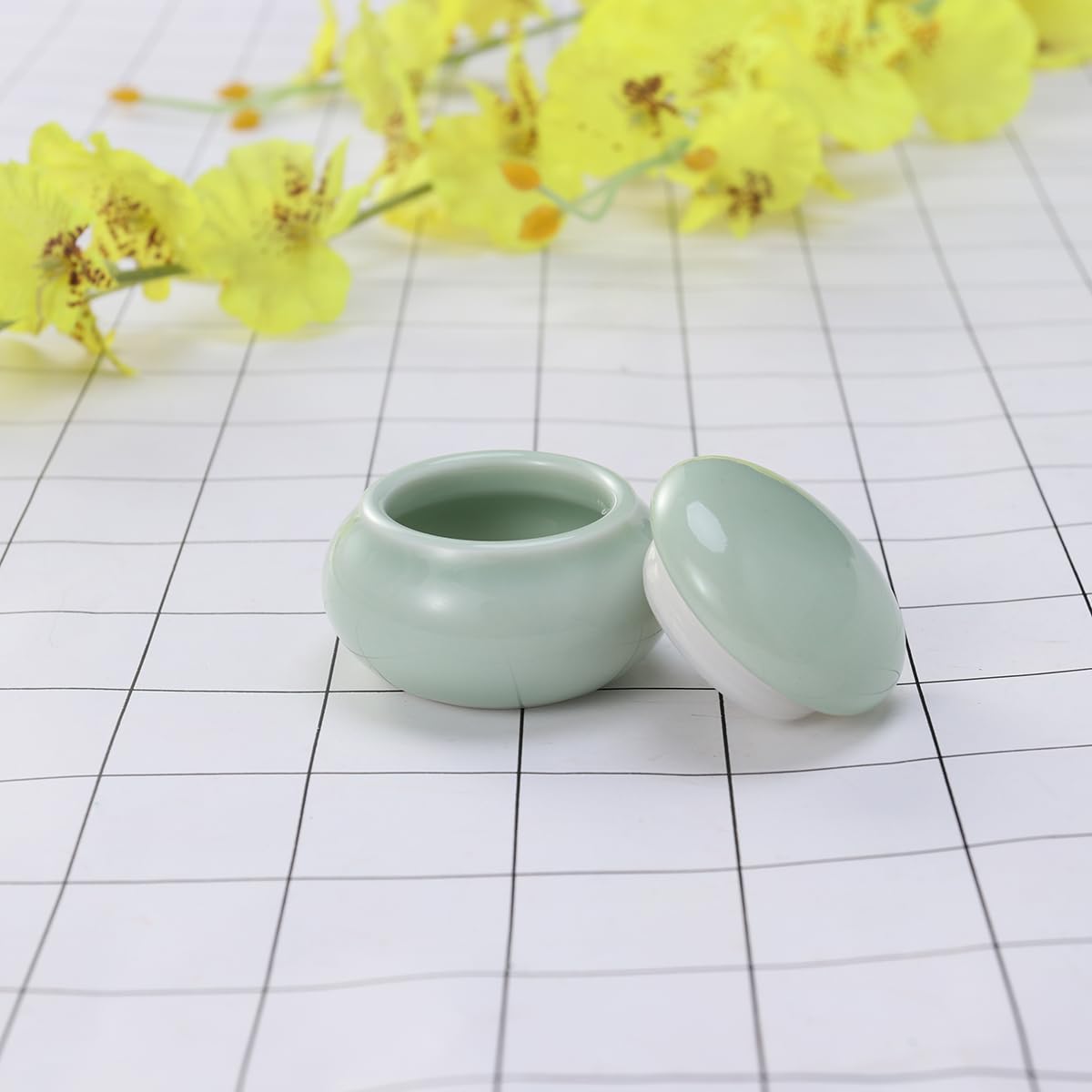 Luxshiny Travel Size Toiletries Make Up Bag Mini Cream Jar, Ceramic Rouge Jar Cosmetic Storage s with Lids Mini Round Ceramic fo