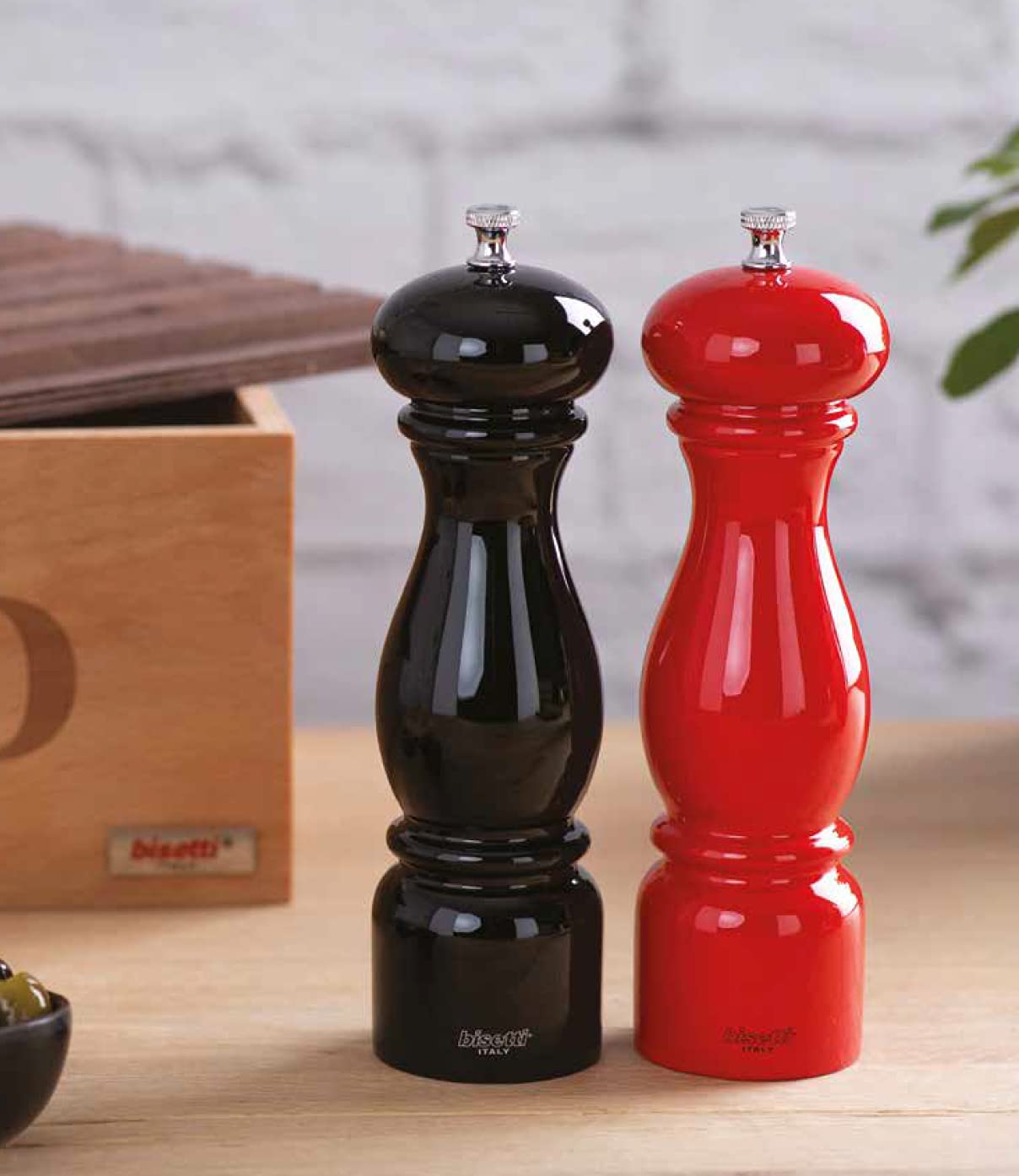 Bisetti Firenze 8.66 Inch White Lacquered Pepper Mill With Adjustable Grinder