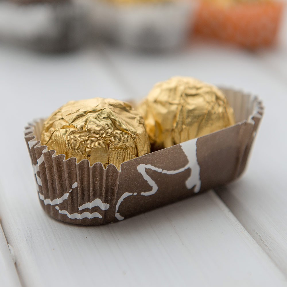 Restaurantware Panificio 1.4 Ounce Baking Cups 200 Ridged Cupcake Liners - Oven-Ready Freezable Brown And White Paper Muffin Cas