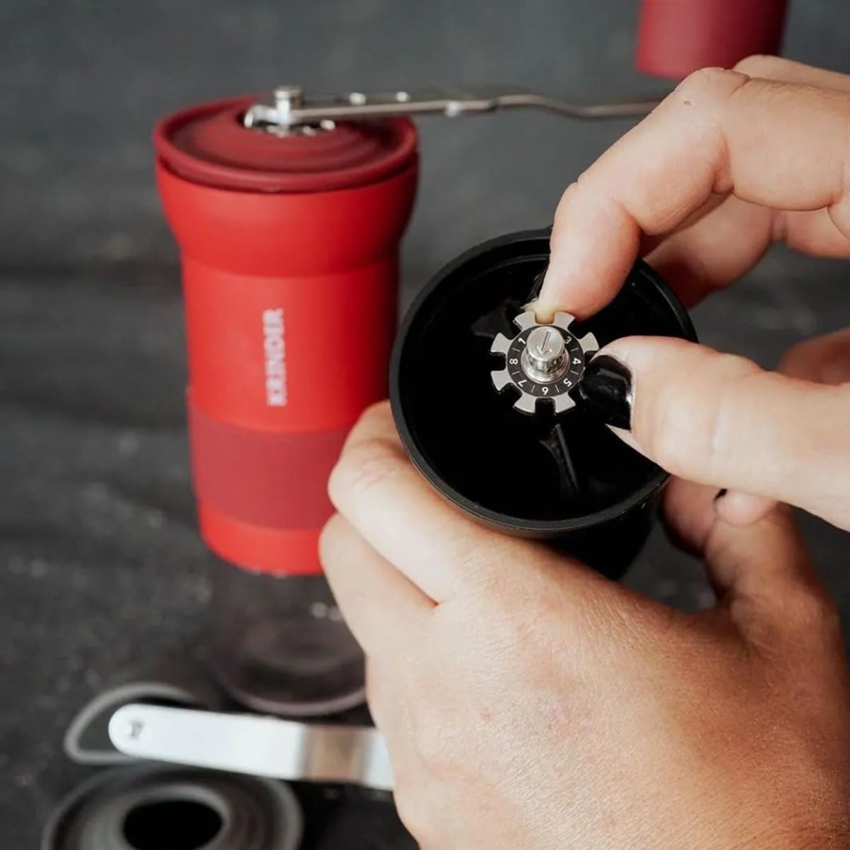 Cafflano Krinder : Portable Manual Coffee Maker, Handmill, Italian Metal-Burr Coffee Grinder, High-Consistency, Easy Coarseness