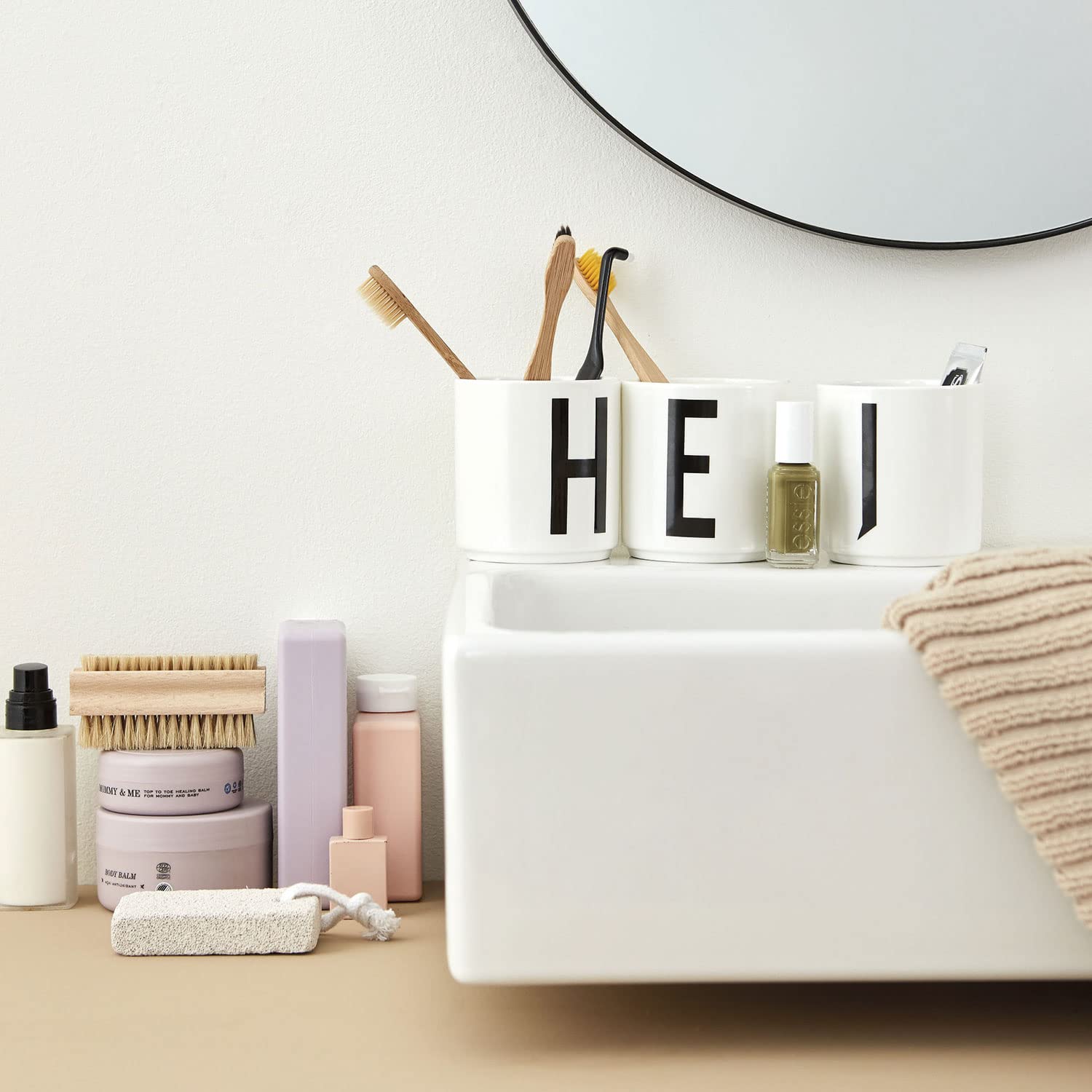 Design Letters Porcelain Coffee Mug  Gifts for Mom  Initial Coffee Cup Perfect for Mother's Day Gift  Ceramic Cup Used as Bathroom Accessories/Tumbler/Makeup Brush Holder  Monogrammed Gift for Her