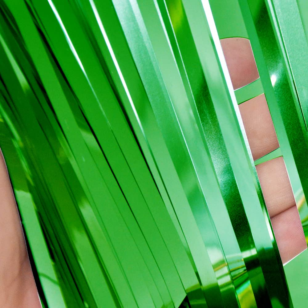 GOER 3.2 ft x 9.8 ft Metallic Tinsel Foil Fringe Curtains Party Photo Backdrop Party Streamers for St. Patrick 's Day Birthday Graduation New Year Eve Decorations Christmas Decor (Green 1 Pack)