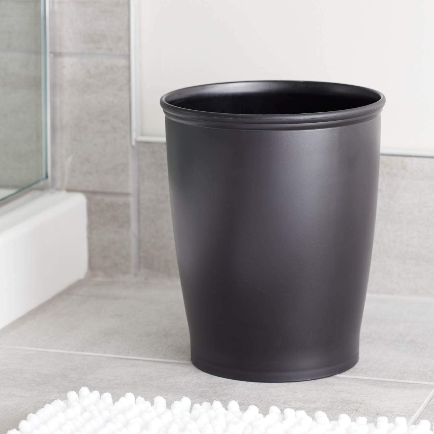 Idesign - 93437 Idesign Kent Plastic Wastebasket, Small Round Plastic Trash Can For Bathroom, Bedroom, Dorm, College, Office, 8.