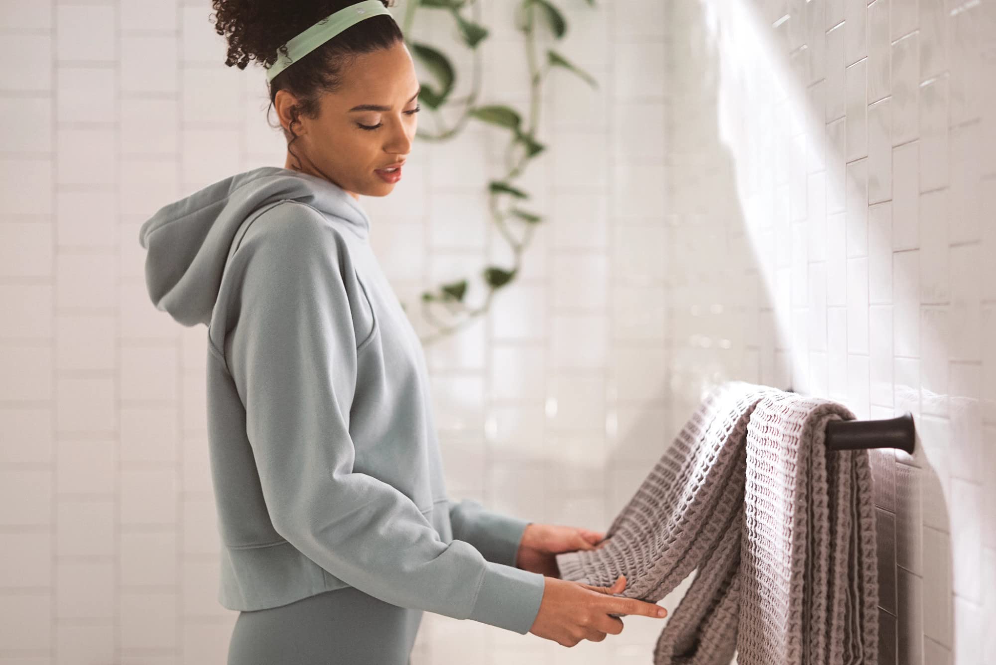 Moen Genta Lx Matte Black Modern 24-Inch Single Kitchen Or Bathroom Towel Bar, Wall Mounted Towel Bar, Bh3824Bl