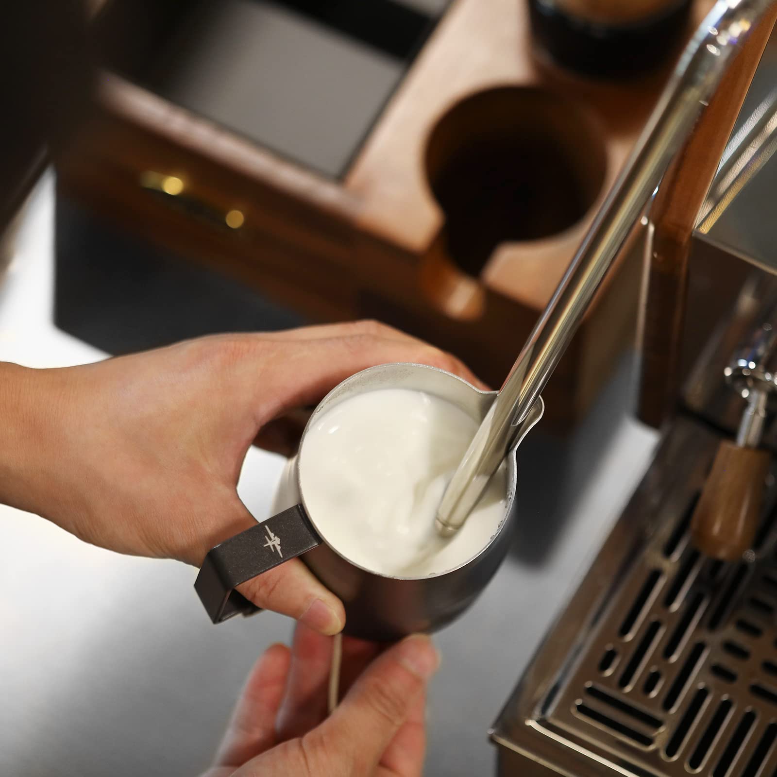Mhw-3Bomber Milk Frothing Pitcher 520Ml/17.6Oz Milk Frother Cup Espresso Steaming Pitcher Stainless Steel Milk Frother Cup Baris