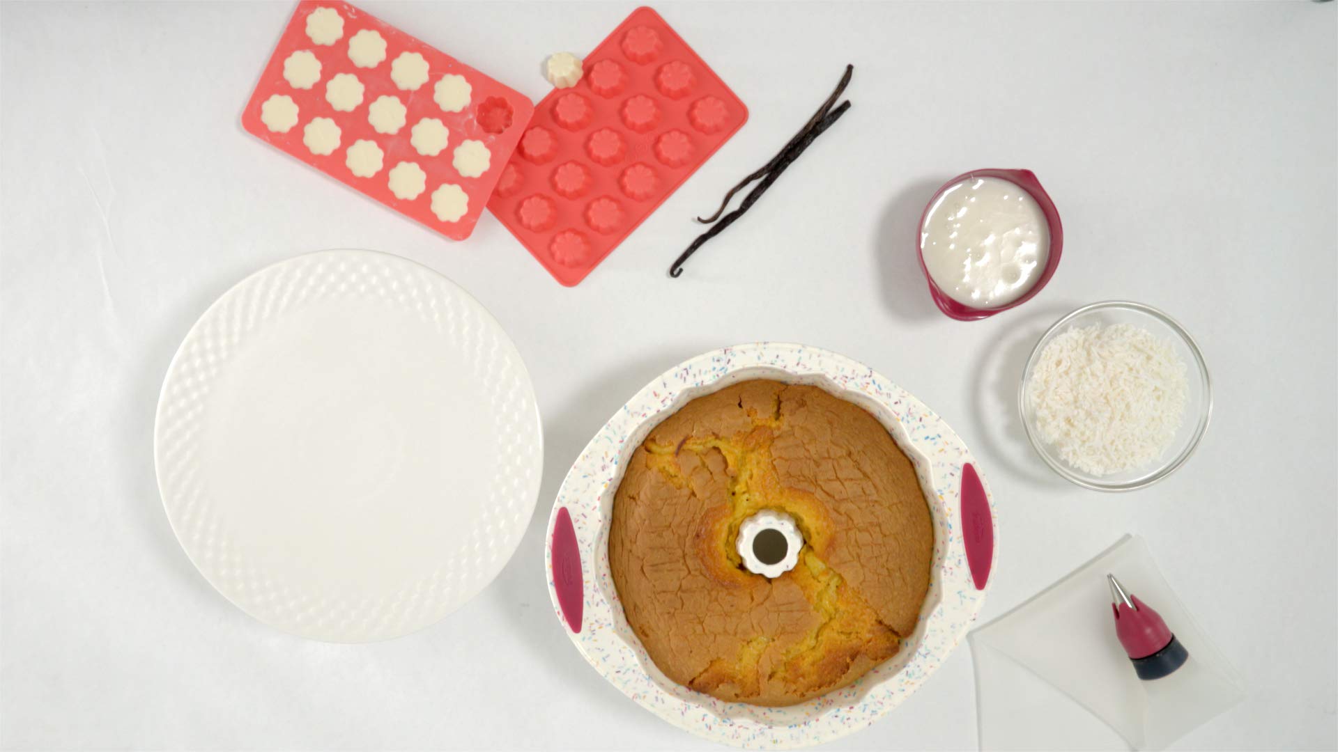 Trudeau 5118558 Structure Fluted Cake Pan Silicone Bakeware, Medium, Confetti White