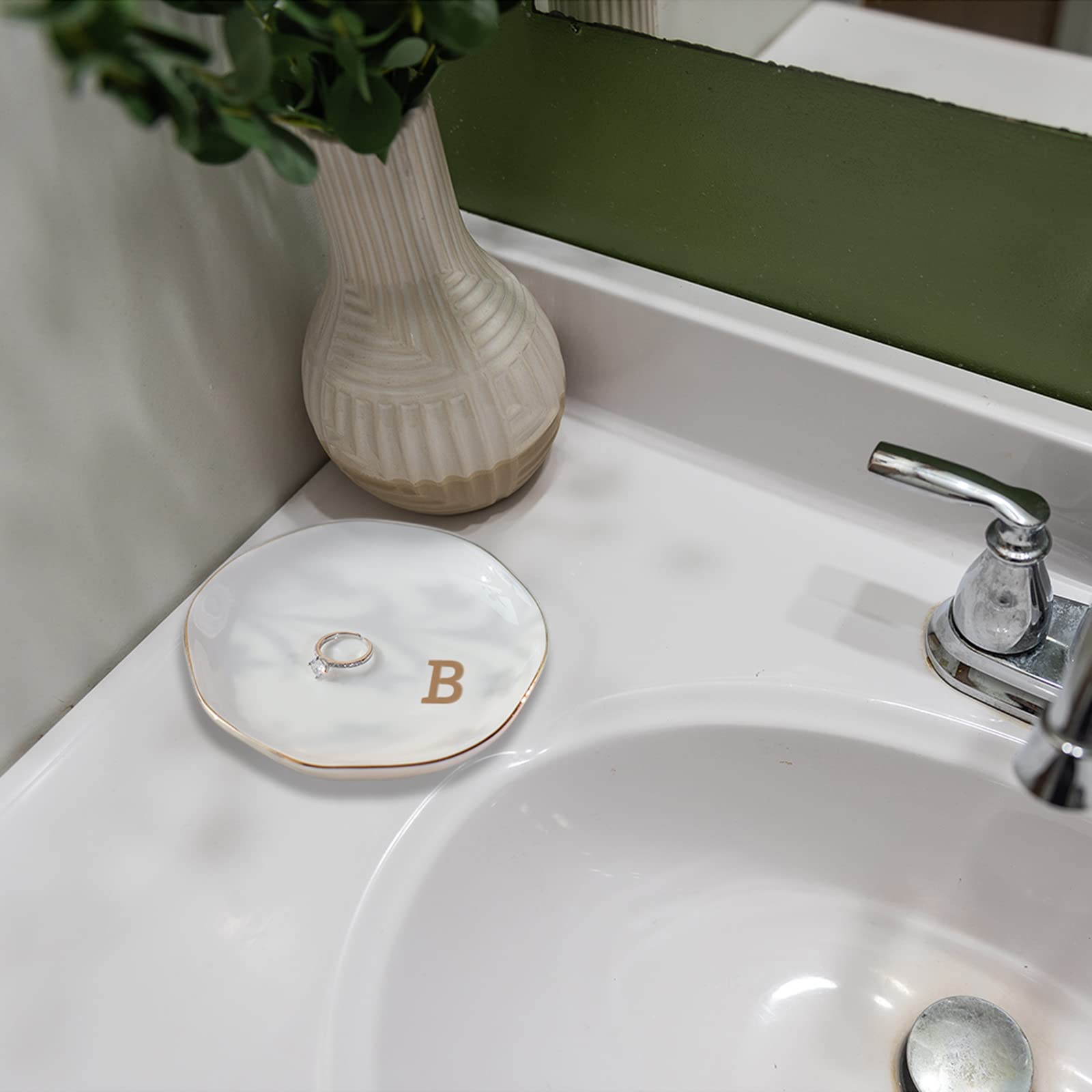 VINCOMIC Initials Ring Dish Jewery Tray with Personalized B-Monogrammed Gifts Wedding Engagement for Women Friends sister,Cerami