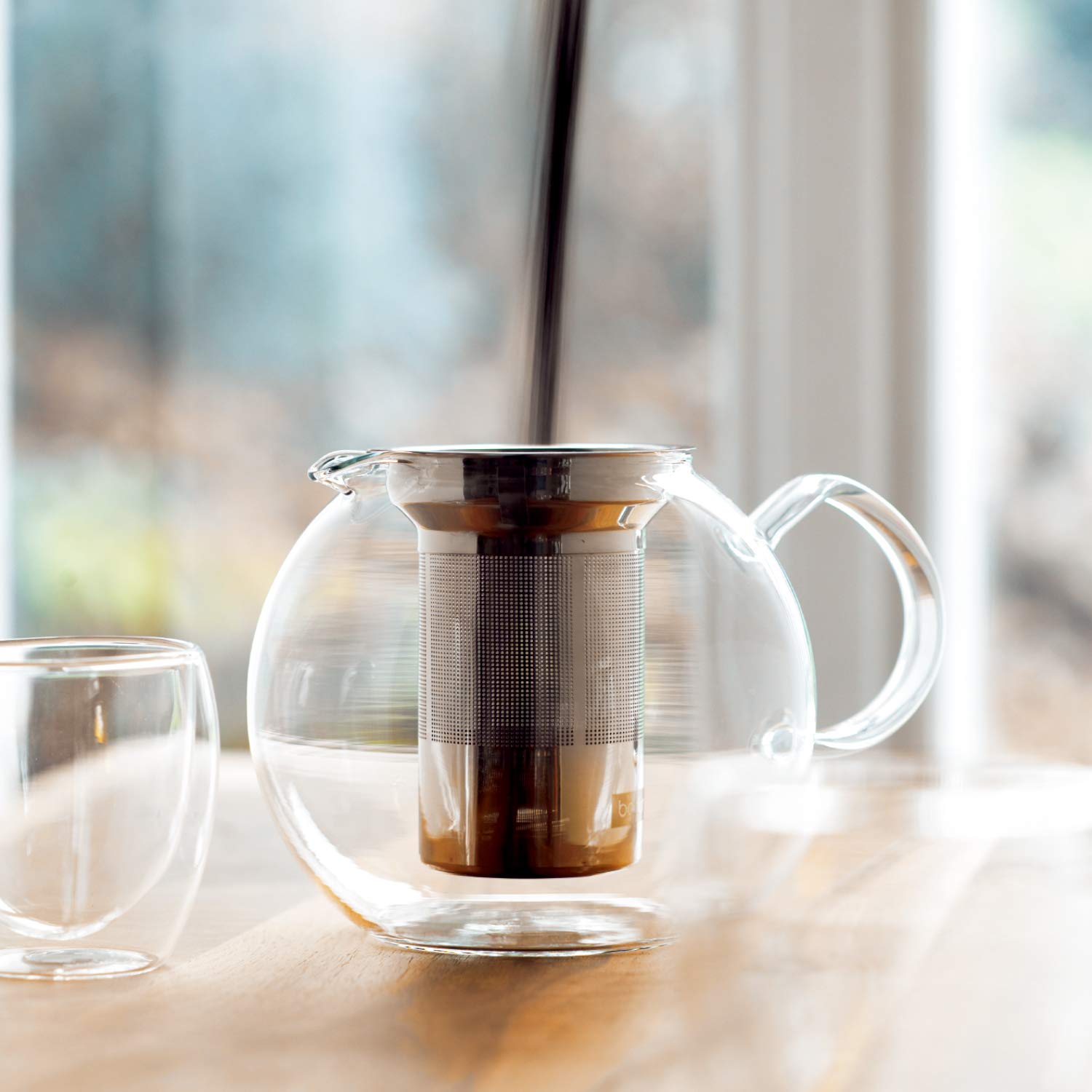 Bodum 1801-16 Assam Tea Press, Permanent Filter, Glass Handle, 1.0 L/34 Oz) - Black/Transparent