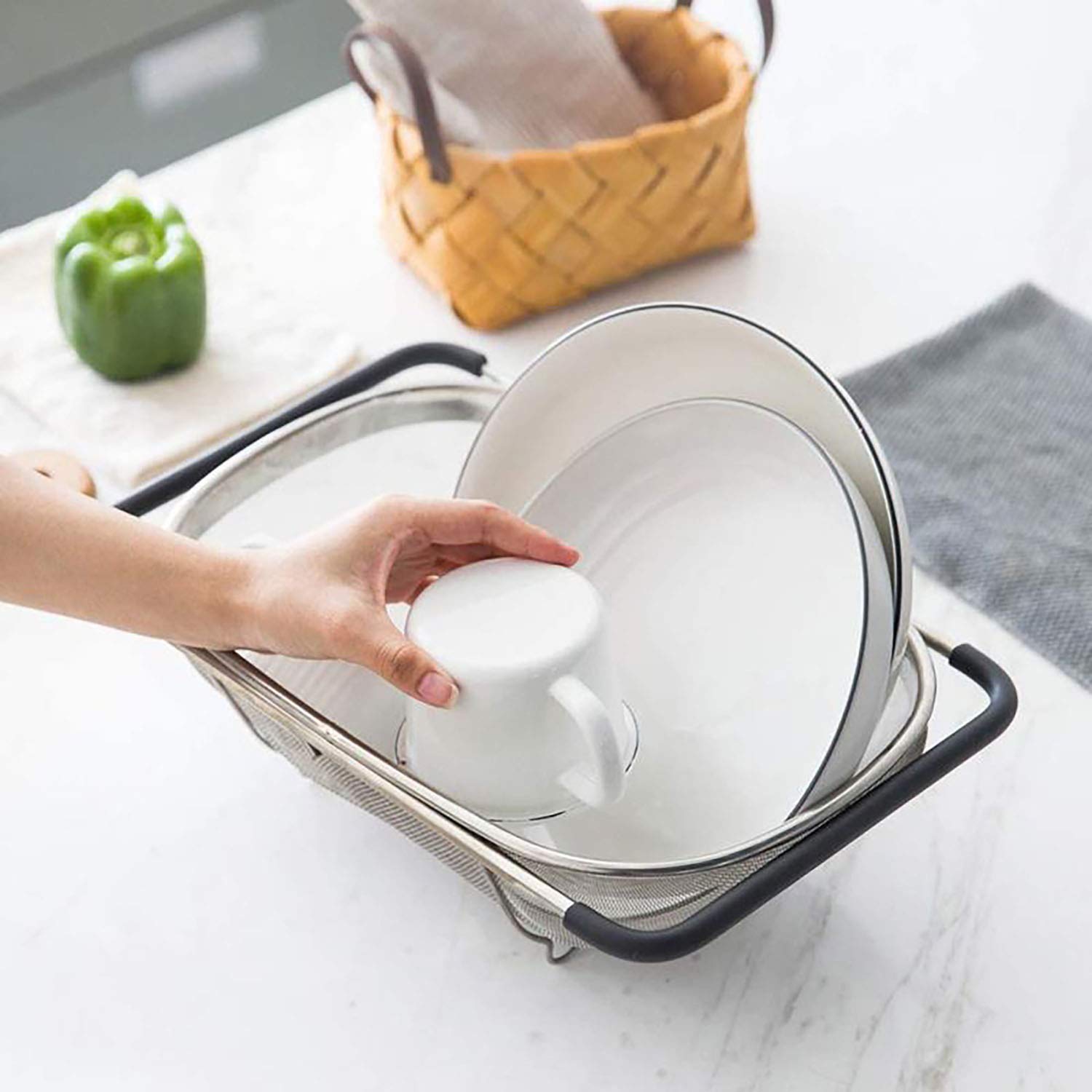 Over The Sink Stainless Steel Oval Colander with Expandable Rubber Grip Handles Strainers  Fine Mesh Strainer Basket Kitchen 6 Quarts Colander for Strain  Drain  Rinse Fruits  Vegetables
