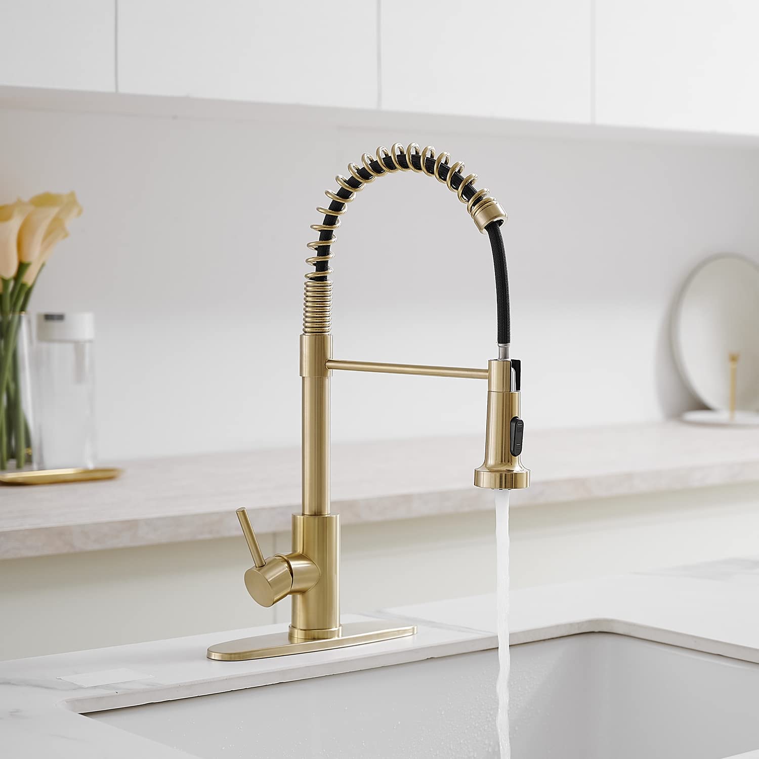VOTON Kitchen Faucets with Pull Out Sprayer Commercial Spring Kitchen Sink Faucet Brushed Gold Single Handle Kitchen faucets with Deck Plate