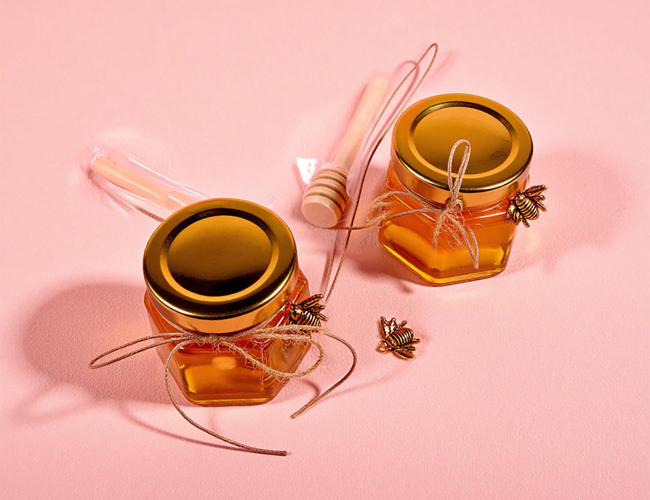 Adabocute Honey Pot 2oz, Mini Glass Honey Jars with Wood Dipper, Gold Lid, Bee Pendants, Beige Gift Bags, Thank-you Tags, Ideal
