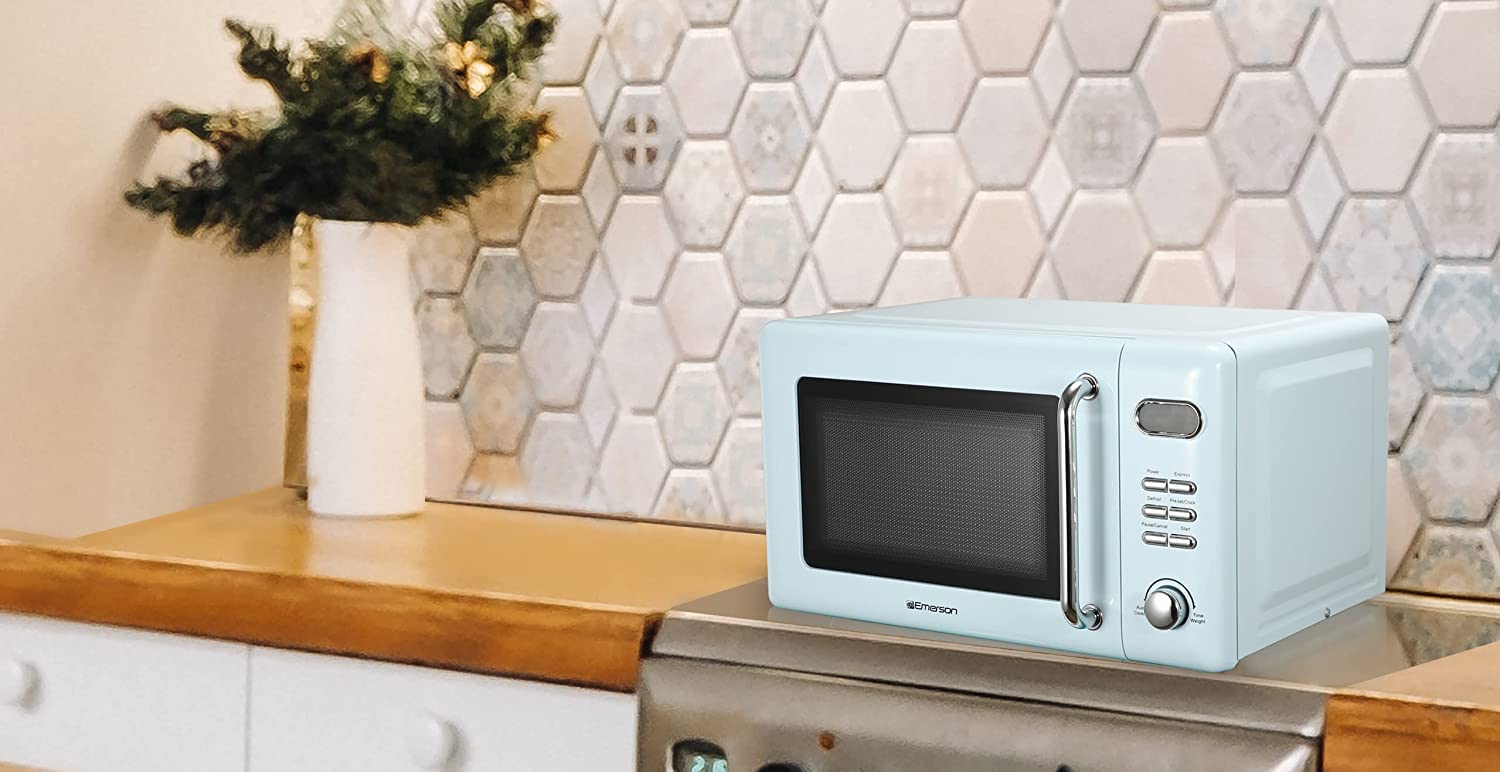 Emerson 7 Cu Ft Retro Digital Microwave Oven, 700W With 5 Micro Power Levels, 8 Pre-Programmed Settings, Express & Defrost, Chro
