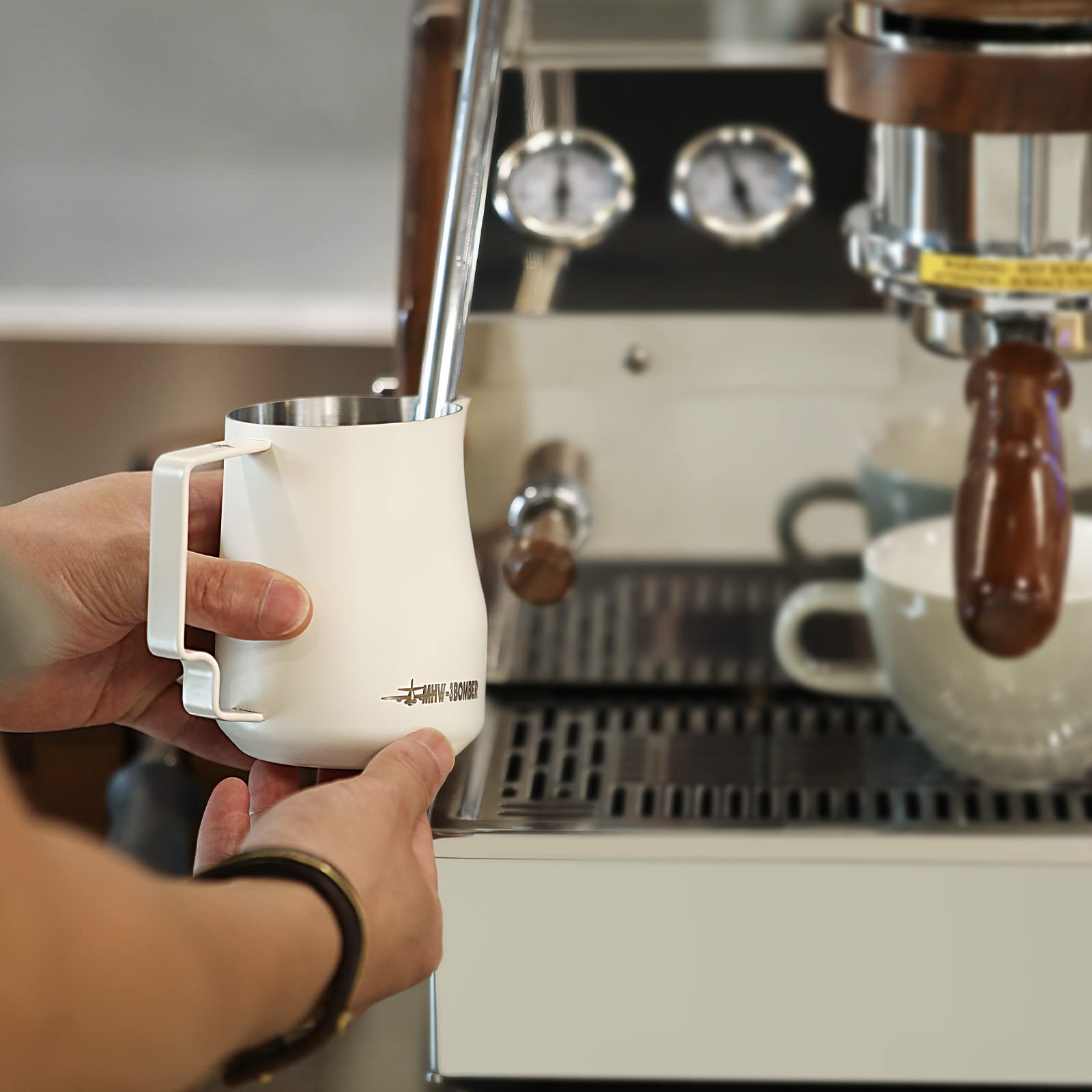 Mhw-3Bomber Milk Frothing Pitcher 520Ml/17.6Oz Milk Frother Cup Espresso Steaming Pitcher Stainless Steel Milk Frother Cup Baris