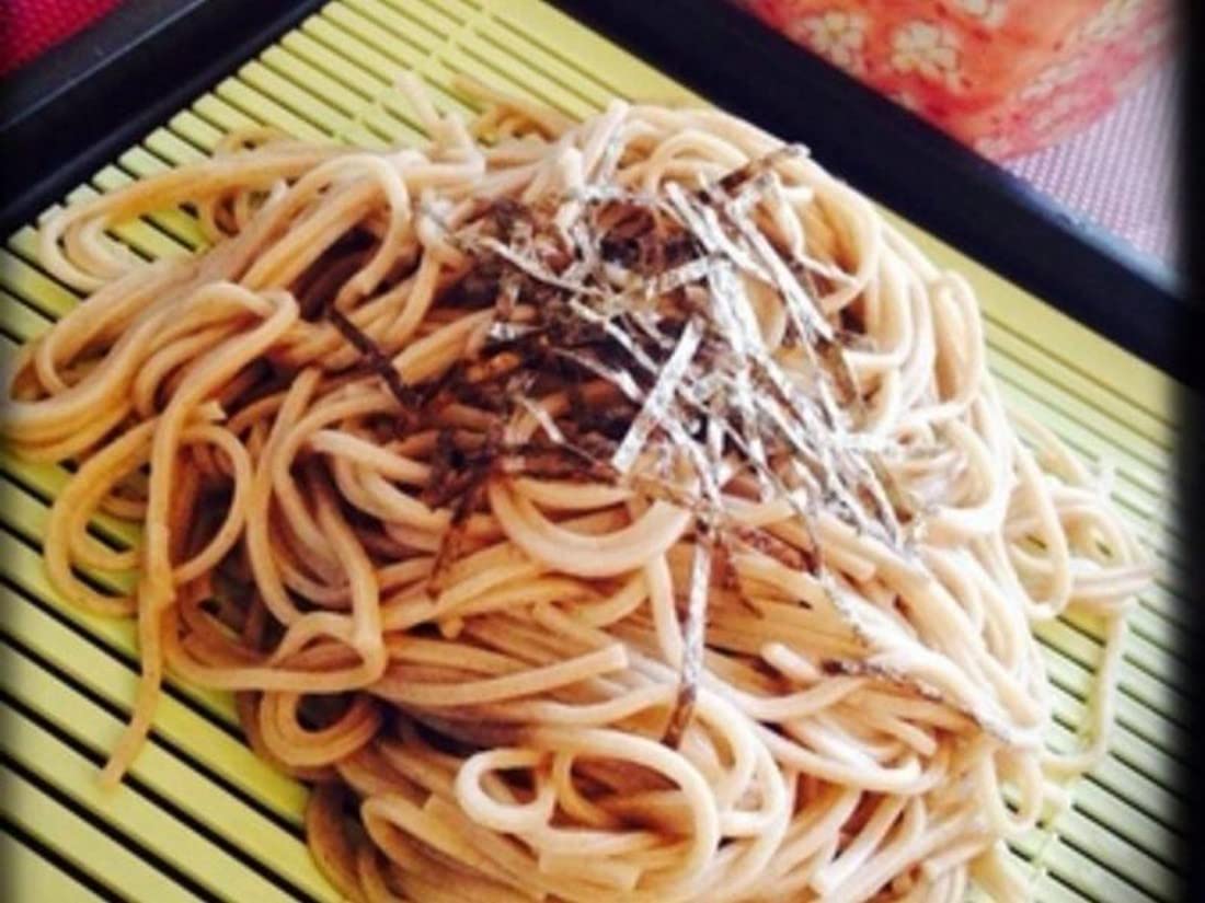 Japanbargain 3183, Japanese Soba Noodle Plates With Bamboo Look Drain Mat Lacquered Sushi Serving Trays Made In Japan, Set Of 2