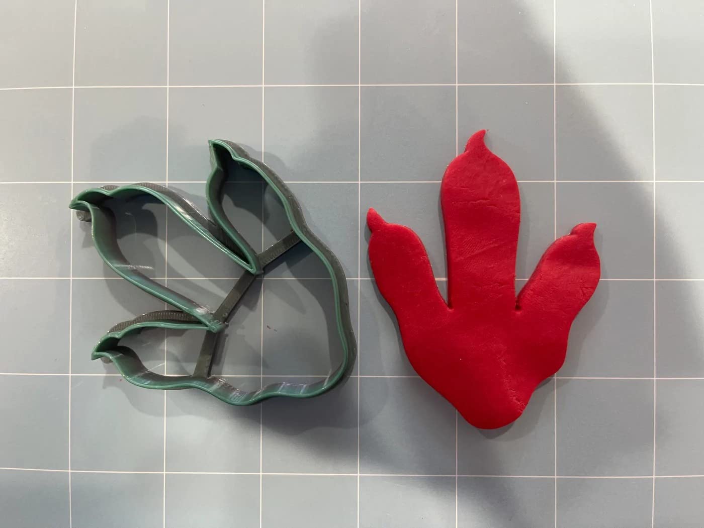 Dinosaur Paw Cookie Cutter (3 Inch)