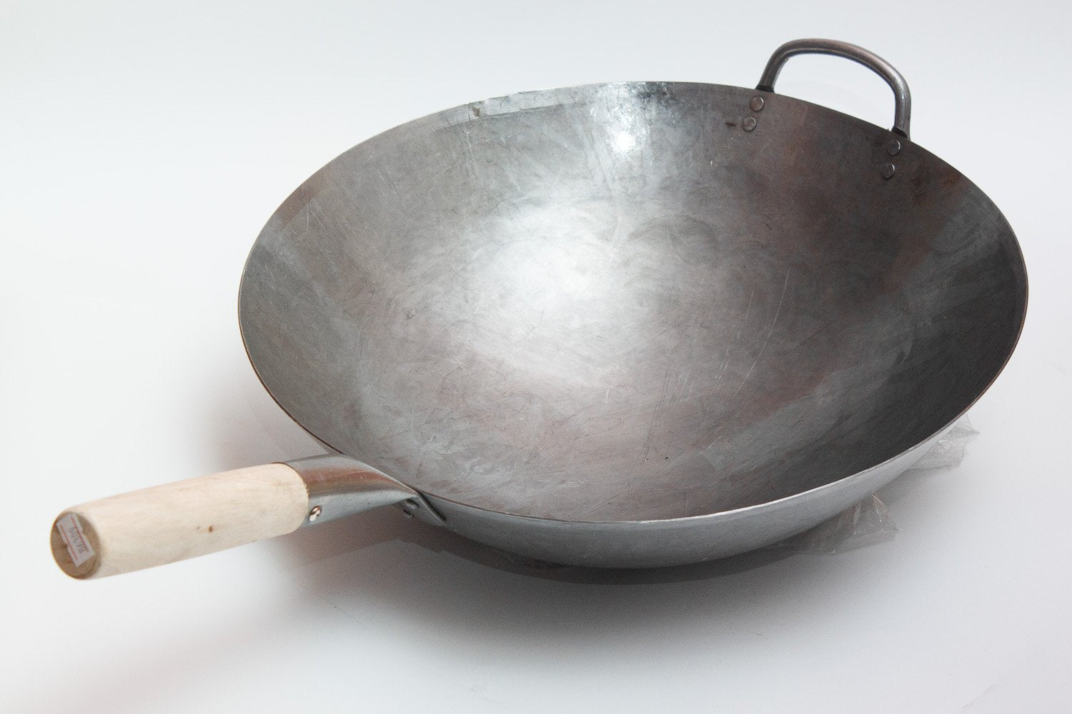 Craft Wok Big 16 Inch Heavy Hand Hammered Carbon Steel Pow Wok With Wooden And Steel Helper Handle (Round Bottom) / 731W138