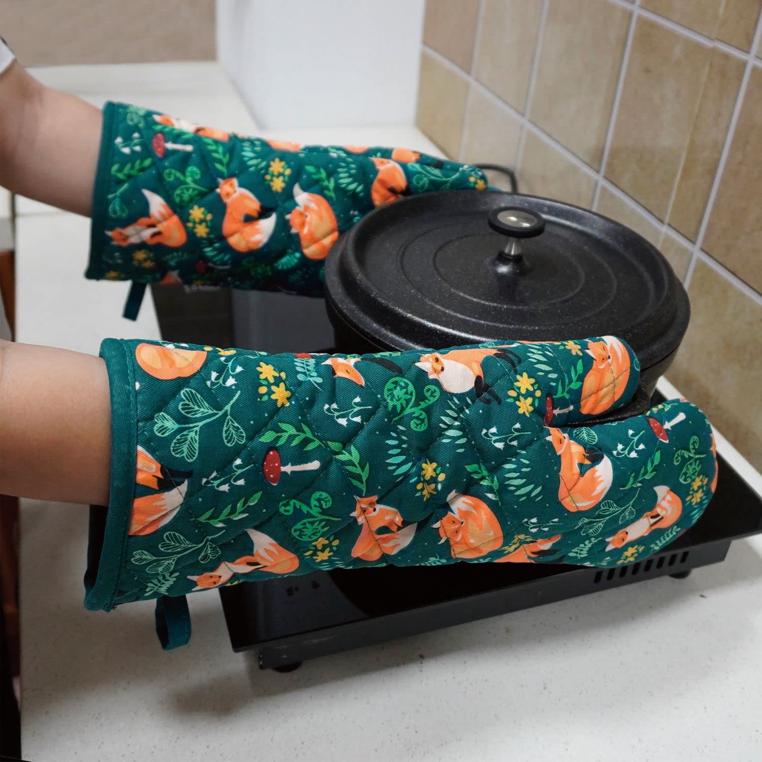 Heat Resistant Kitchen Oven Mitts with Non-Slip Silicone Printed  Set of 2 Oven Gloves for BBQ Cooking Baking  Grilling  Barbecue Microwave  Machine Washable (Fox  Oven Mitts)
