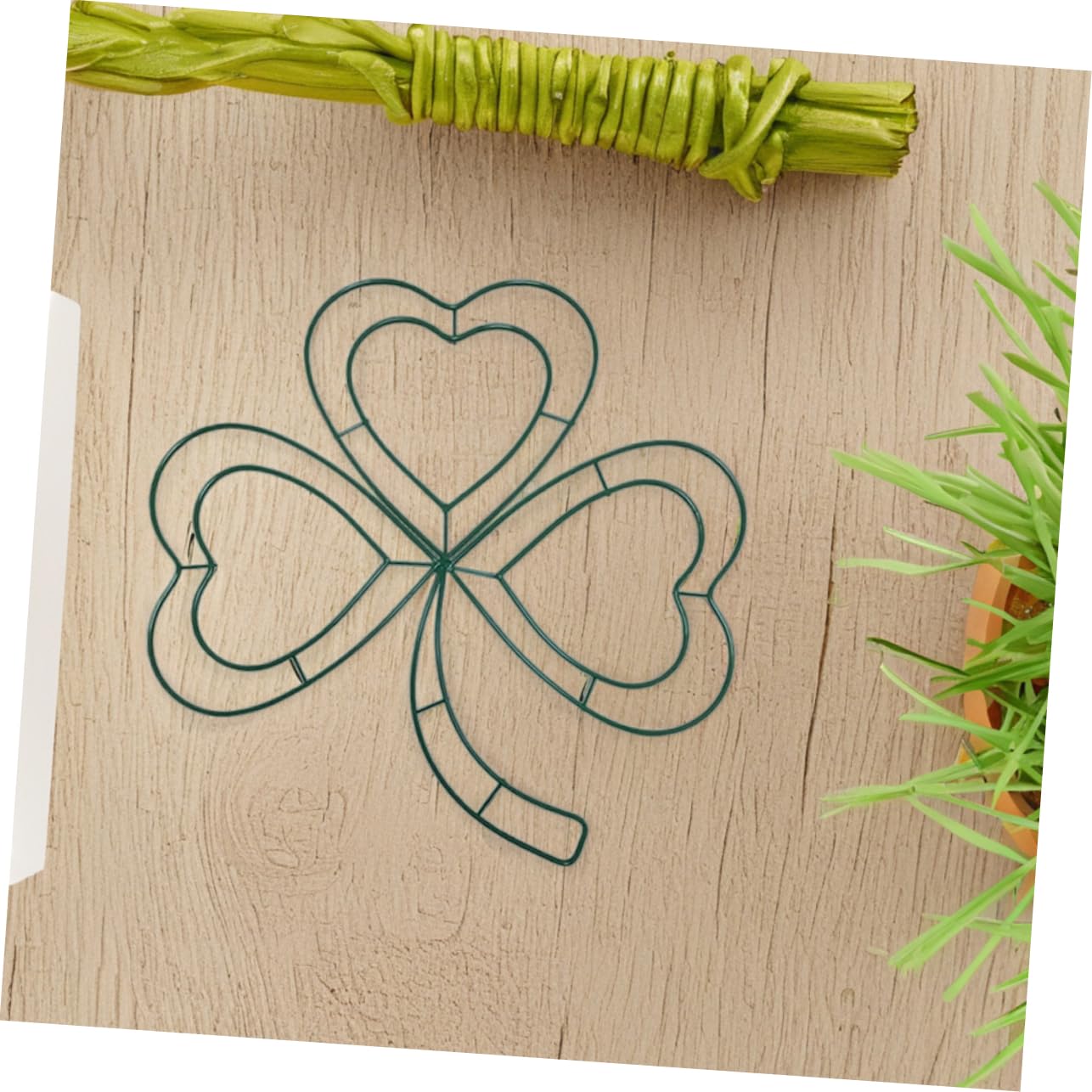 VINTORKY DIY Wreath Frame Metal Shamrock Wreath Base St. Patrick's Day Decor Wire Ring for Home Irish Festival Ornament