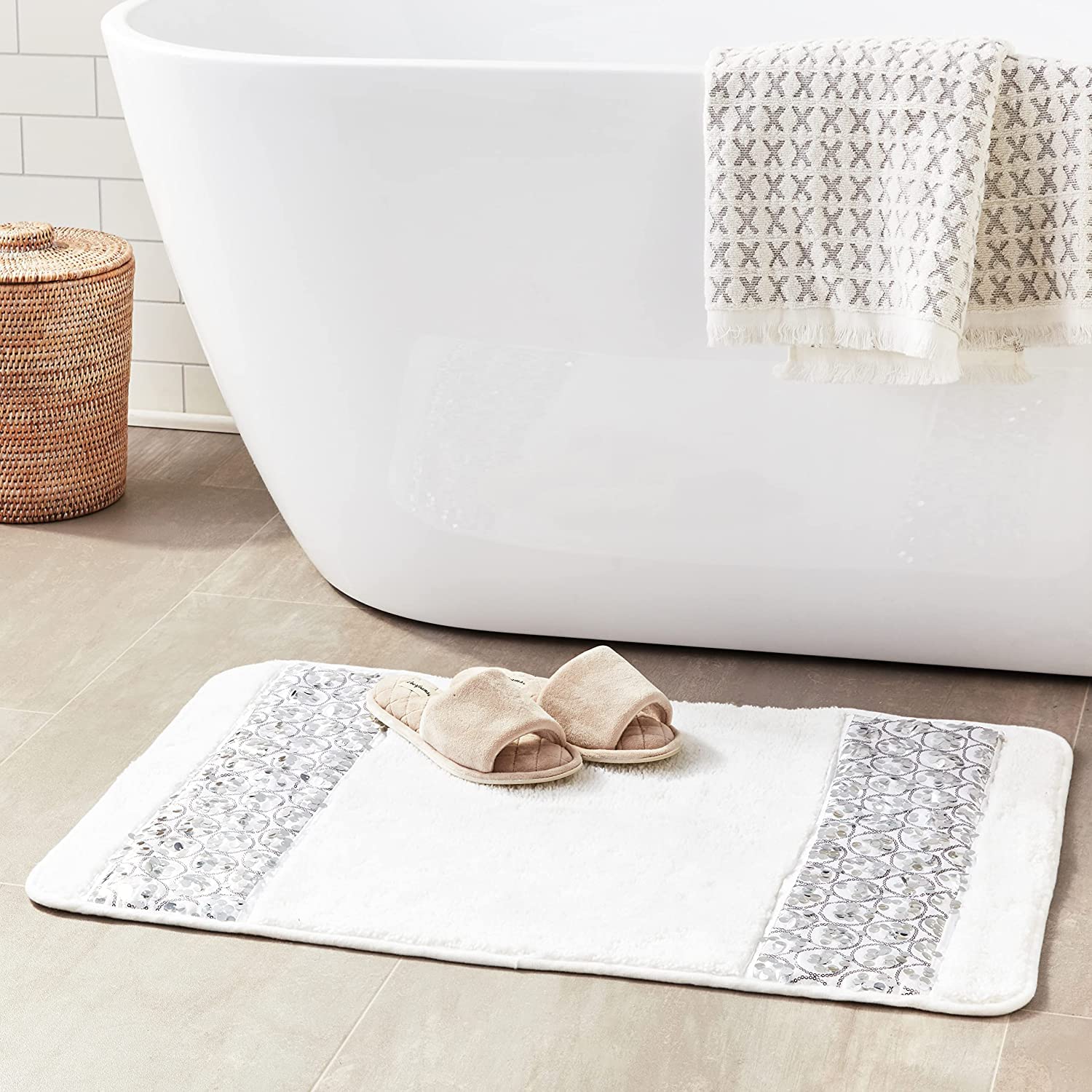 Zahari Home Sinatra Bathroom Rug Classic Bath Rug Stylish Bling Bath Mat, Size 32'' X 21'', White