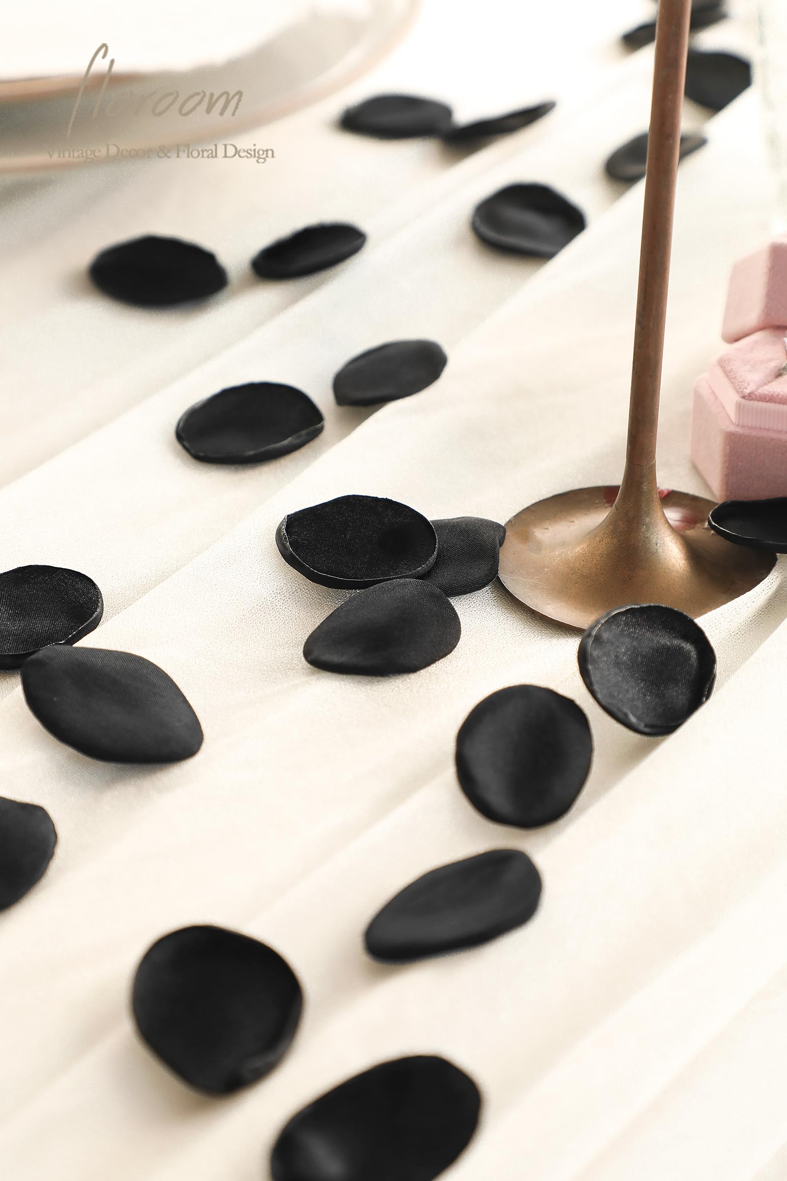 Floroom 300Pcs Silk Rose Petals Black Flower Petals For Wedding Flower Girl Basket Aisle Scatter Dinner Table Centerpieces Party