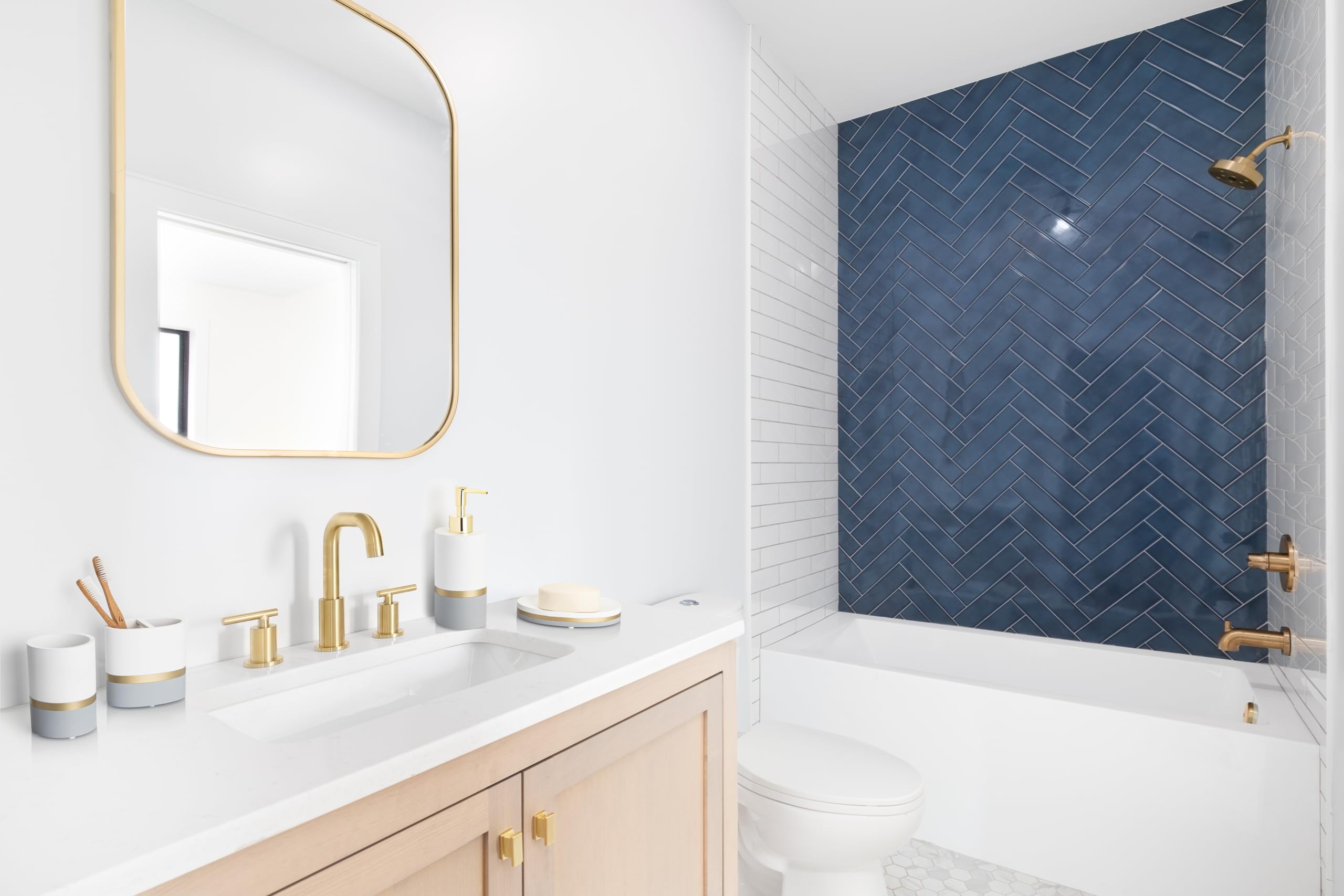 Essentra Home Day And Night Collection White And Grey With Gold Stripe Toothbrush Holder