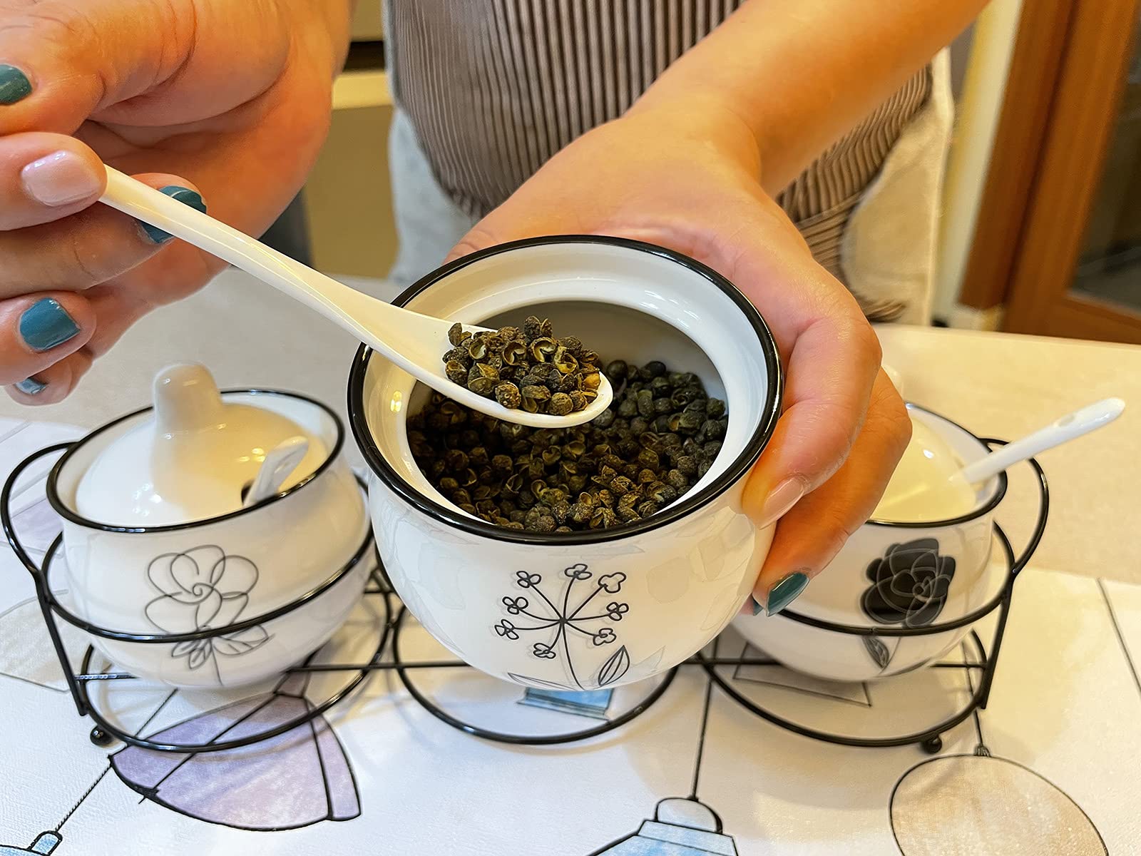 Ceramic Spice & Sugar Jars, With Lids Spoons And Shelf,Porcelain Condiment Kitchen Jar Spice Container Set, 230 Ml,3 Pcs