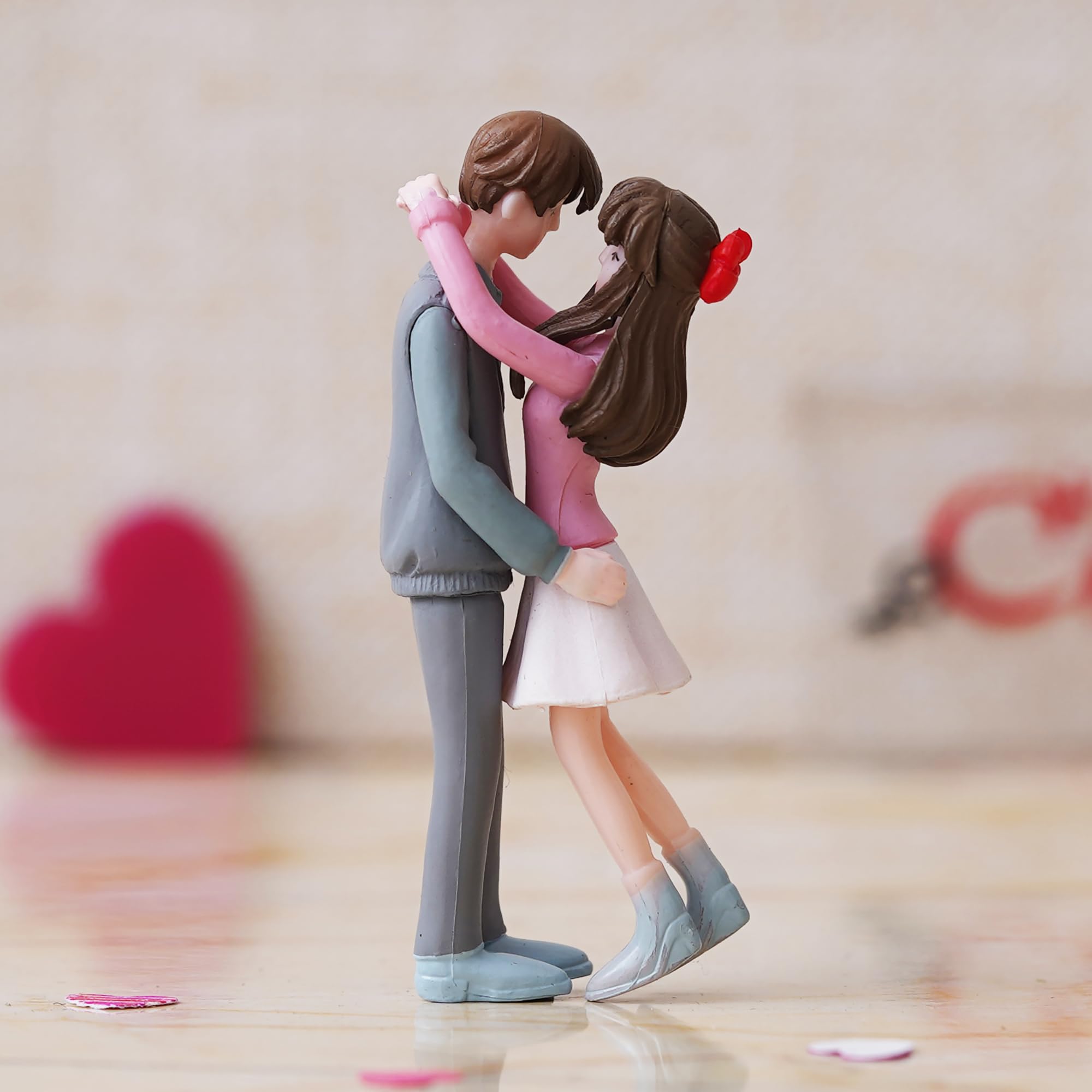 Ecraftindia Valentine Gift For Girlfriend Boyfriend Romantic Hugging Couple Statue Decorative Showpiece (Resin) Valentines Gift 