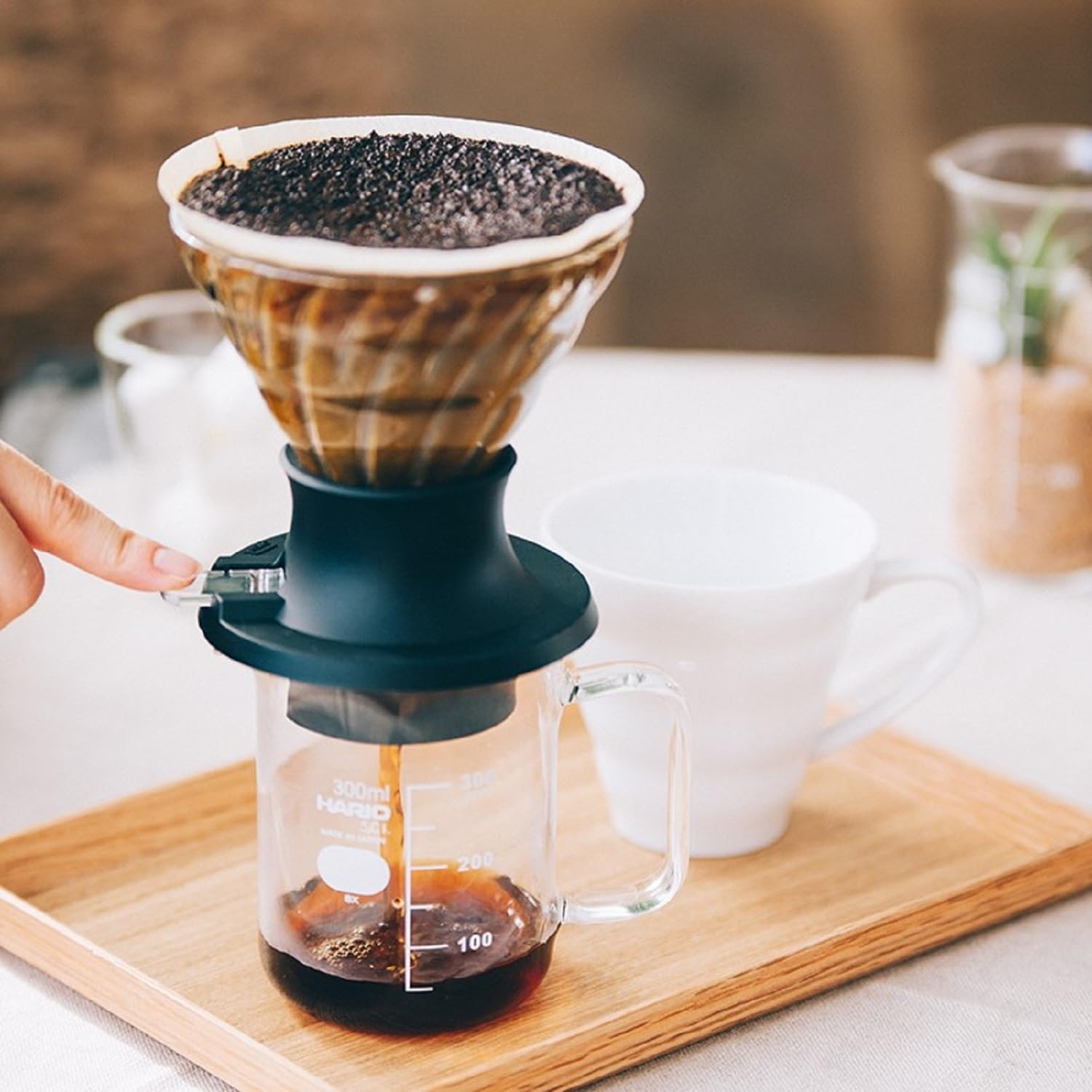 Hario V60 Glass ''Switch'' Immersion Dripper Set, 02