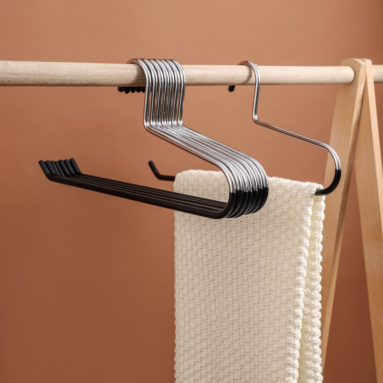 Frezon Extra-Wide Drapery Hangers Blanket Hangers Heavy Duty Black Vinyl Coated Nonslip - Holds Up To 40 Lbs - Great For Quilts,