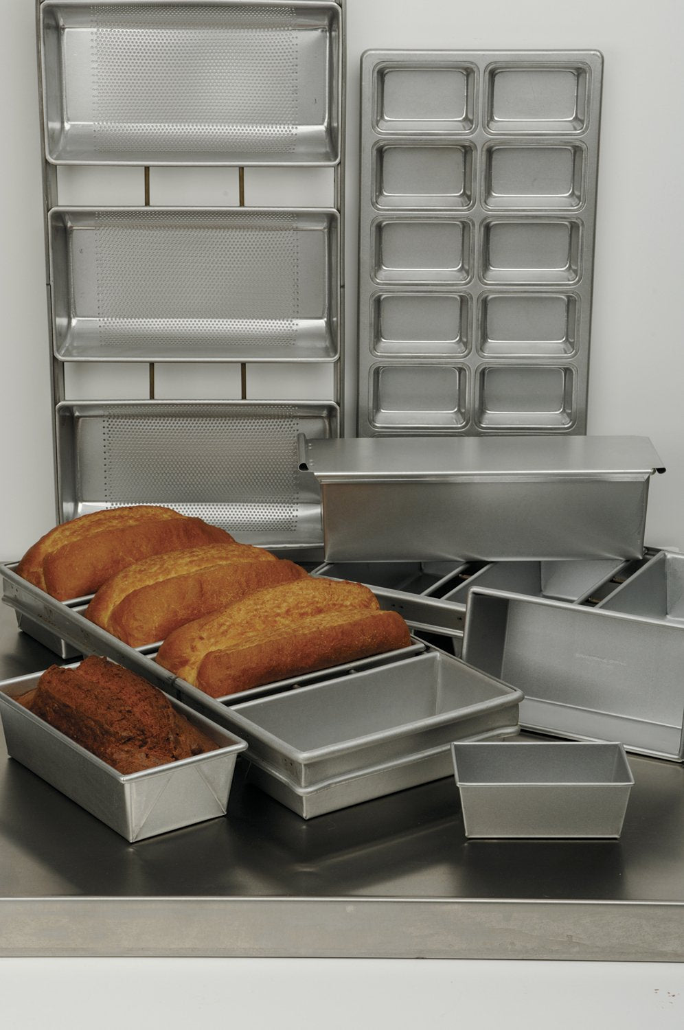 FOCUS FOODSERVICE Commercial Bakeware 4 Strap 9 by 4-1/2-Inch Bread Pan Set  silver (905642)
