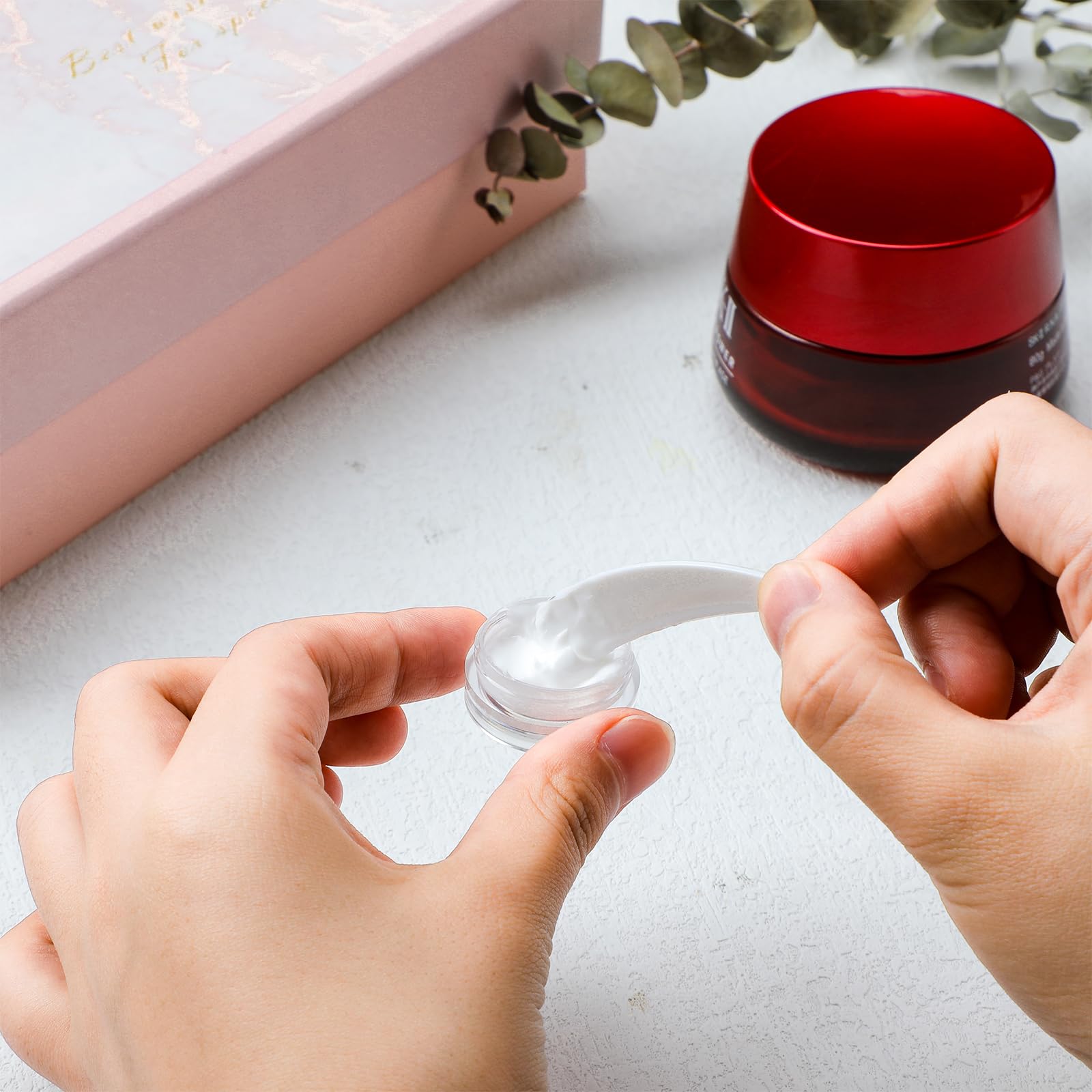 Jinei 500 Pieces 3g Sample Containers with Lids Small Sample Jars Empty Lip Balm Containers and 50 Pieces Mini Cosmetic Spatula for Make Up Oils Lotion Paint