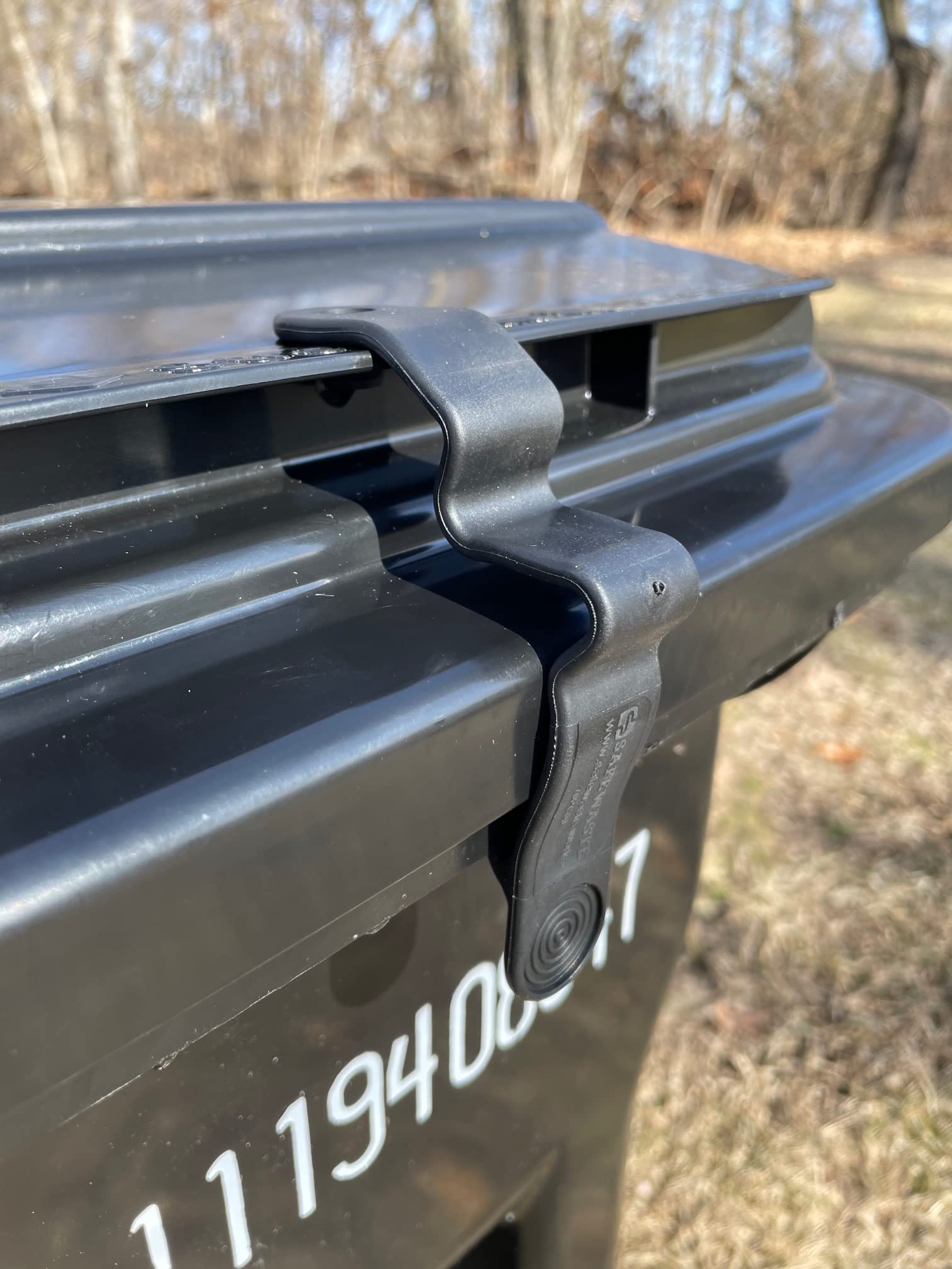 Safewaste - Lid Latch, Easy-To-Install Trash Can Lock, Trash Can Lid Lock, Garbage Can Lock For Carts With/Without Handle, Trash