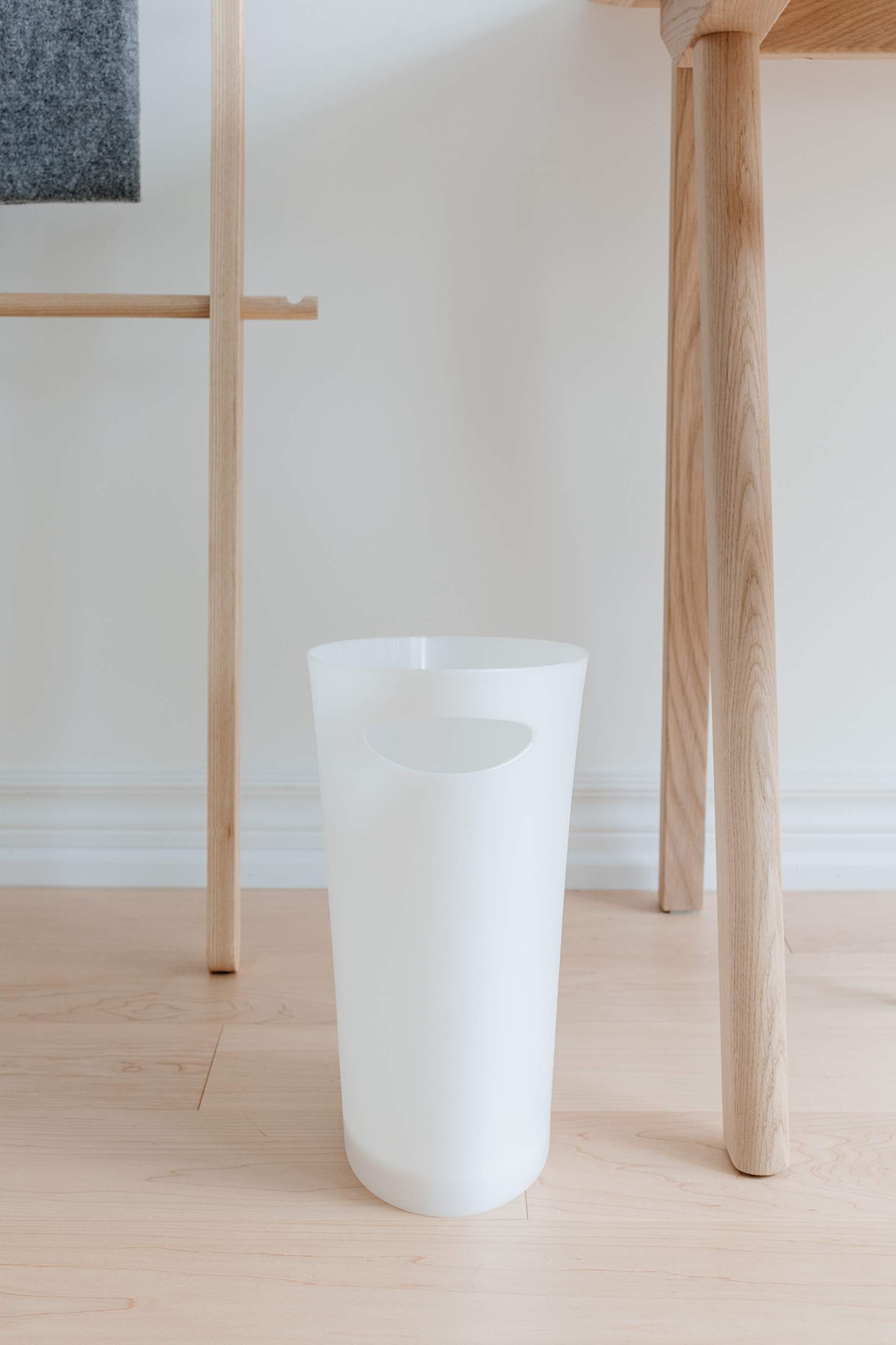Umbra 6215321 2 gal White Skinny Wastebasket - pack of 6