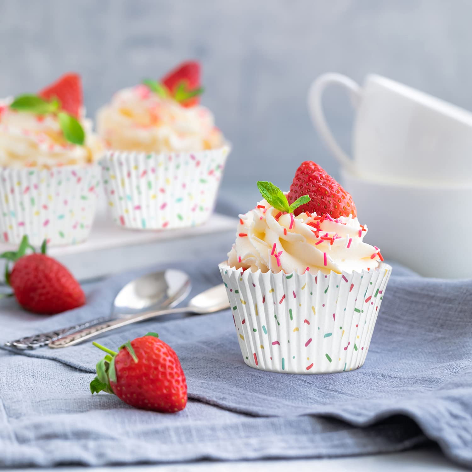 Candy White Cupcake Liners - Gifbera Standard Baking Cups Odorless Greaseproof Paper Muffin Wrappers  Pack of 200