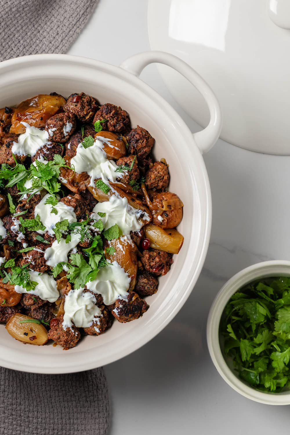 Fun Elements Casserole Dish, 2 Quart Lace Emboss Dish With Lid, Oven To Table Ceramic Round Serving Handles For Dinner And Party