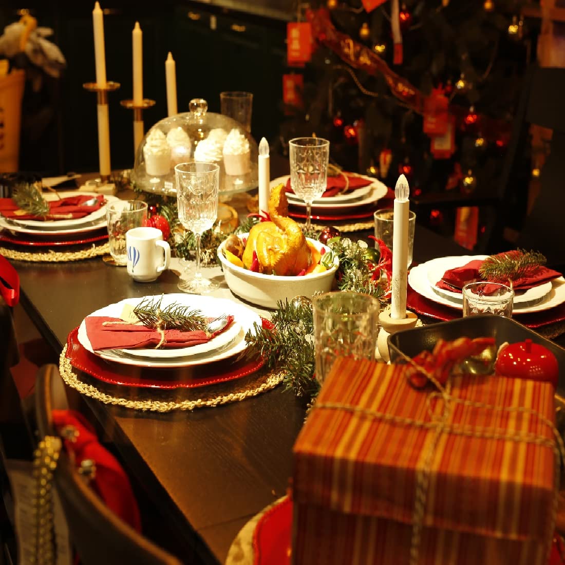 Umisriro Hot Red Scalloped Charger Plates With Beaded Rim,13 Inch Plastic Dinner Chargers For Wedding And Party Table Settings,