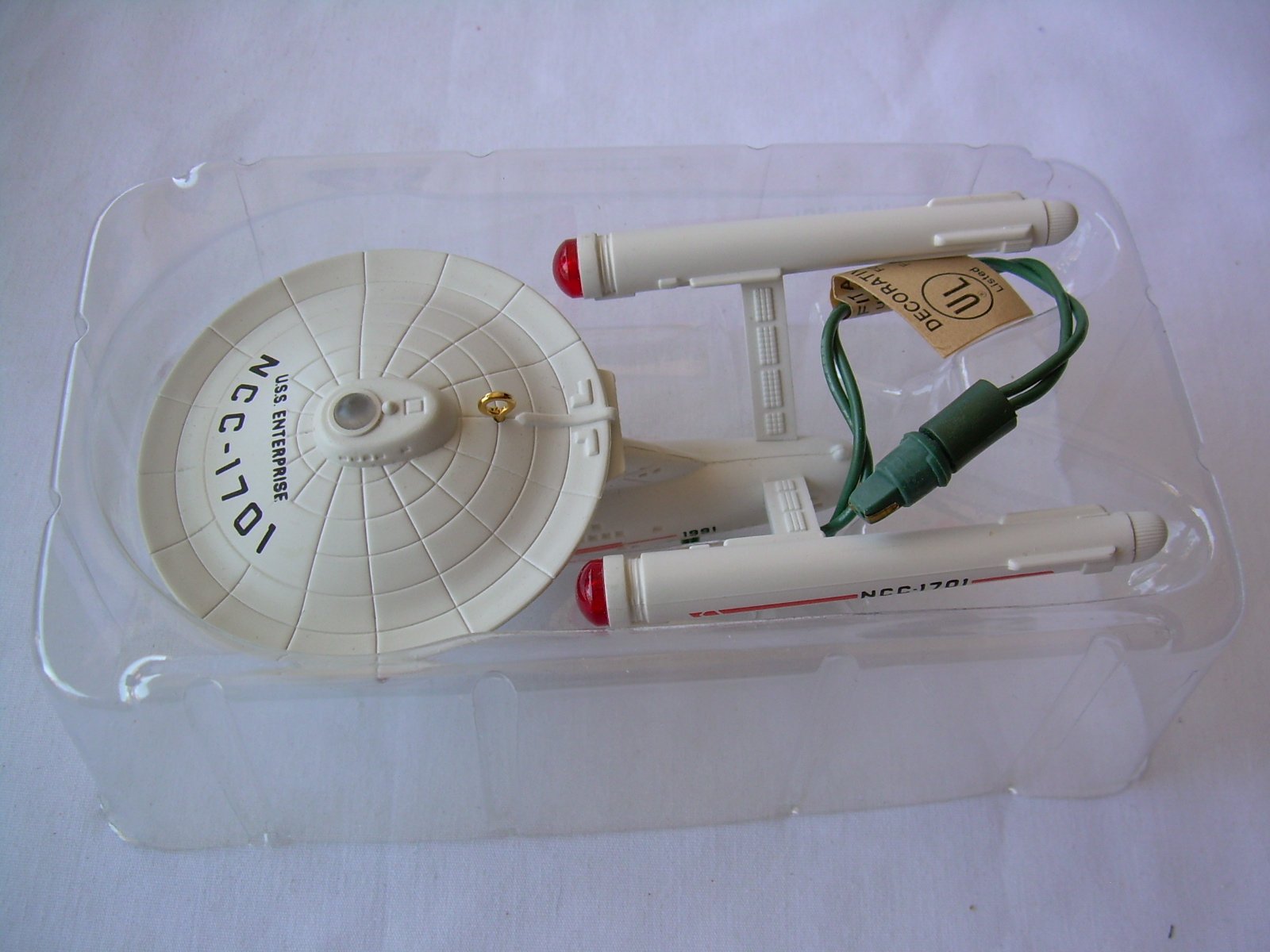 Star Trek Starship Enterprise (Saucer Lights Blink) by Hallmark