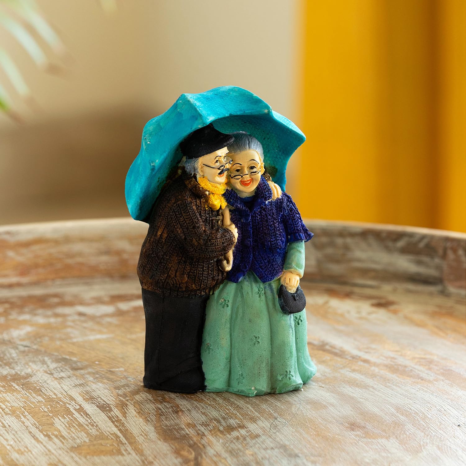 Exclusivelane Italian Old Umbrella Couple Decorative Old Couple Under Umbrella Showpiece For Home Dcor (Resin, 6.9 Inches) | V