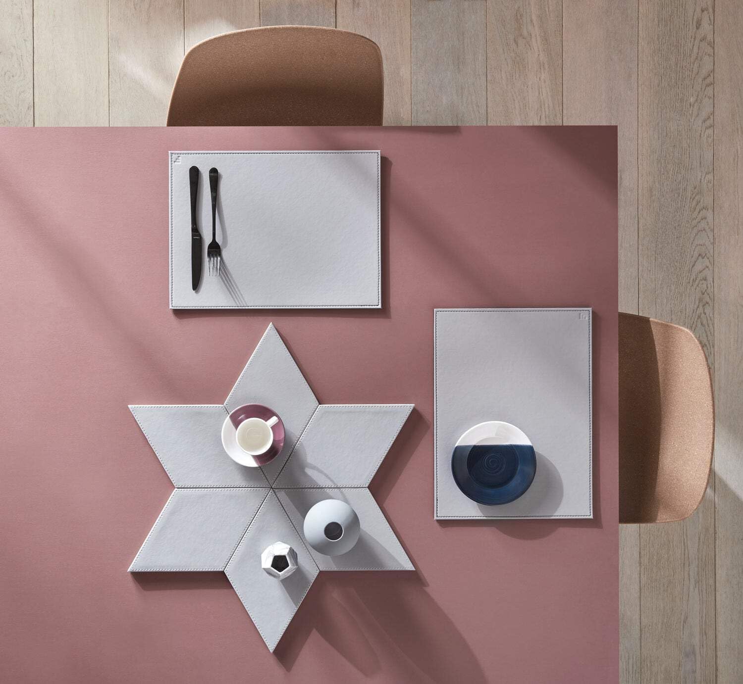 Freeform Two-Tone Reversible Rectangular Faux Leather Placemat, Noir - Gris, 40 X 30 Cm