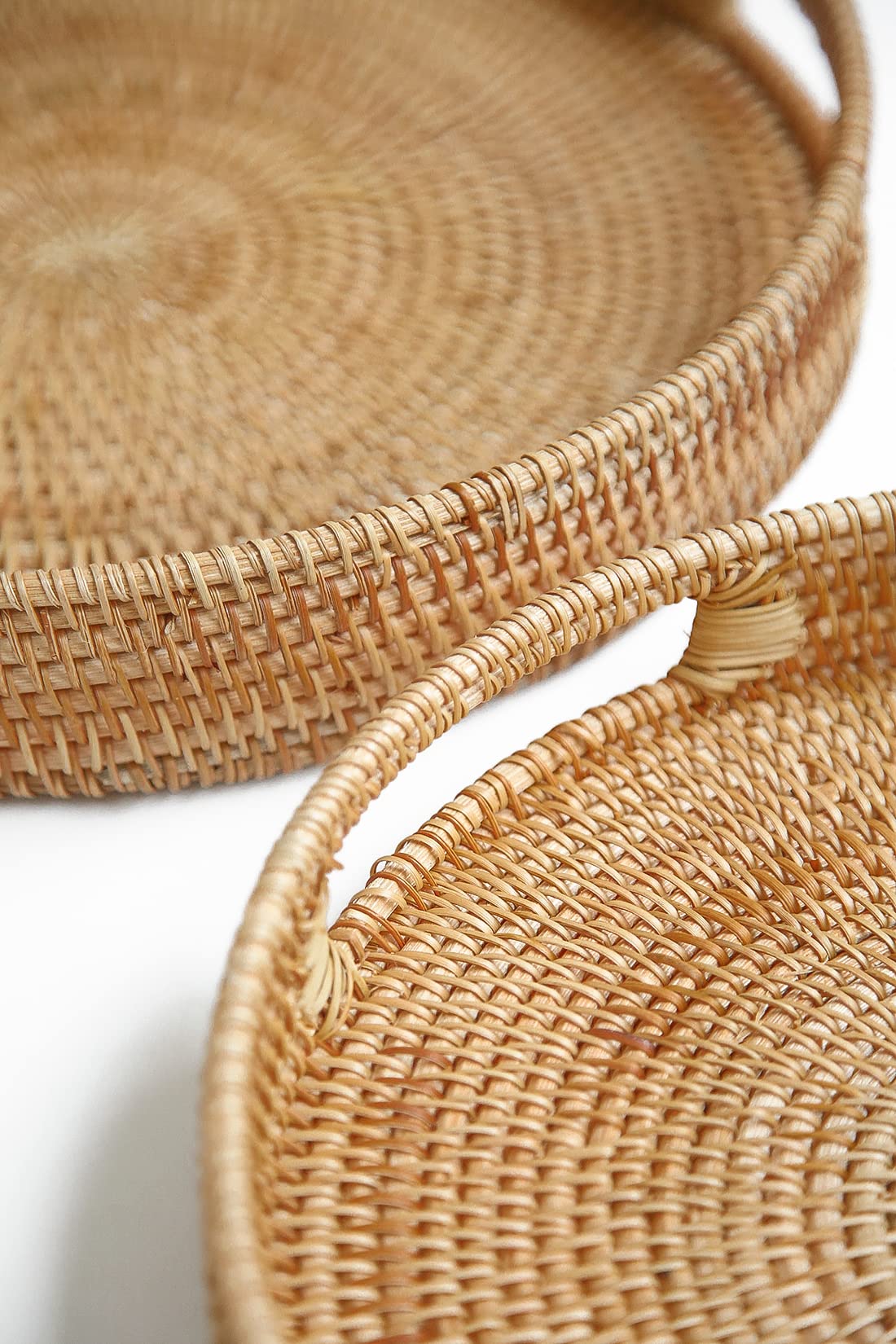 Hitomen 11.8'' Hand-Woven Round Rattan Serving Tray Decorative Wicker Trays With Handles For Coffee Table (Natural-M)