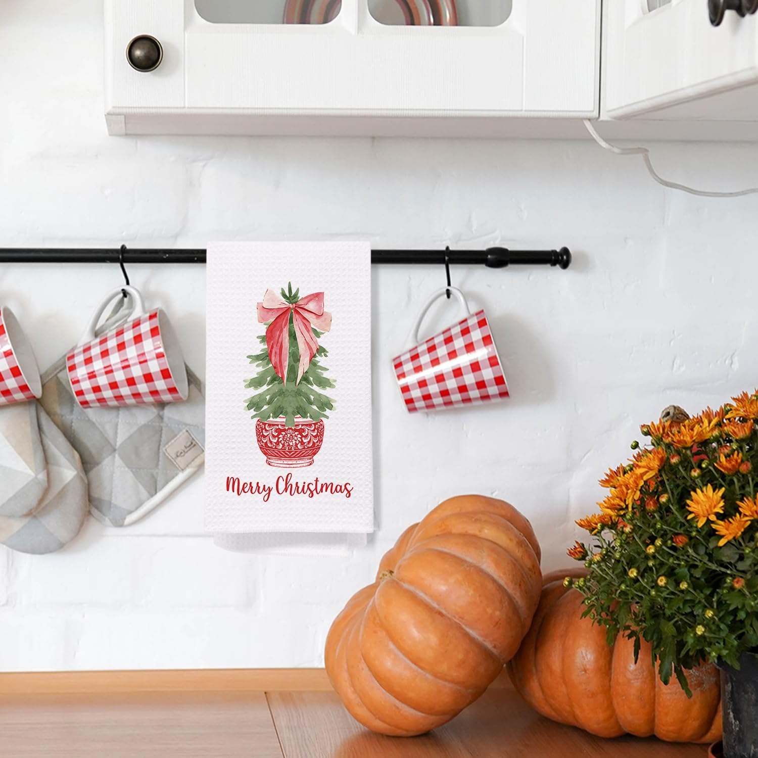 Merry Chinoiserie Christmas Kitchen Towels, Red Porcelain Chinoiserie Christmas Tree Hand Towels For Bathroom, Christmas Red Bow