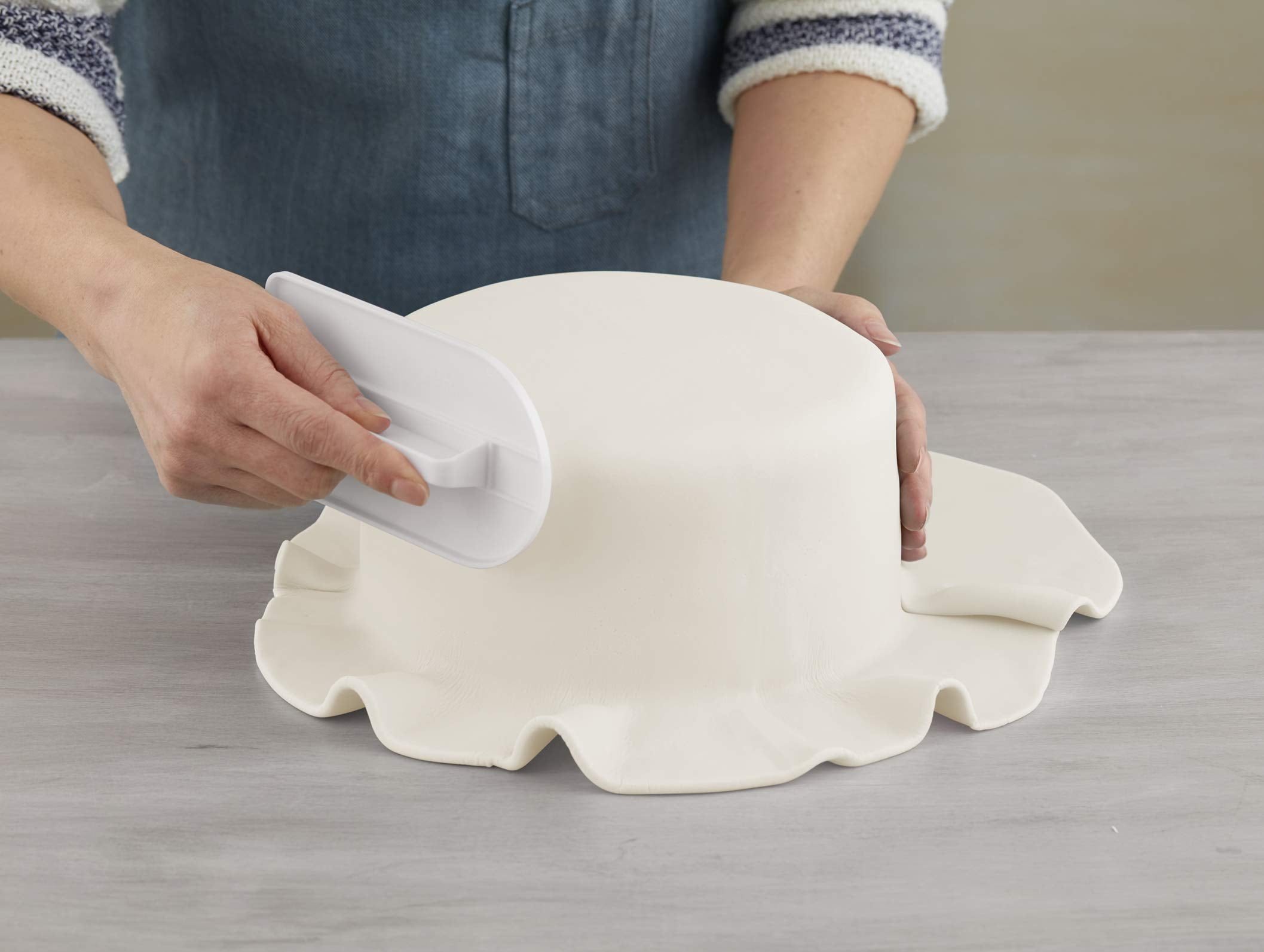 Wilton Easy Glide Fondant Smoother - Essential Cake Smoother For Perfect Fondant Shapes On Cakes And Treats, 5.75 In. Long X 3.2
