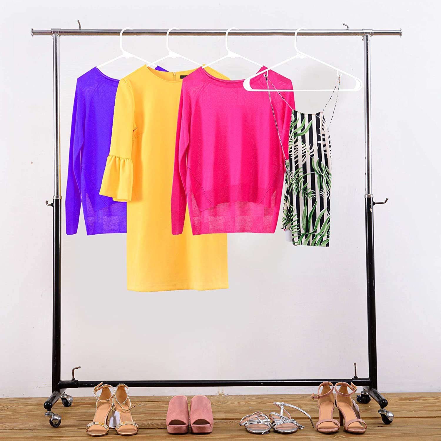 Utopia Home Plastic Hangers 200 Pack - Clothes Hanger With Hooks - Durable & Space Saving Coat Hanger - Heavy Duty White Hangers